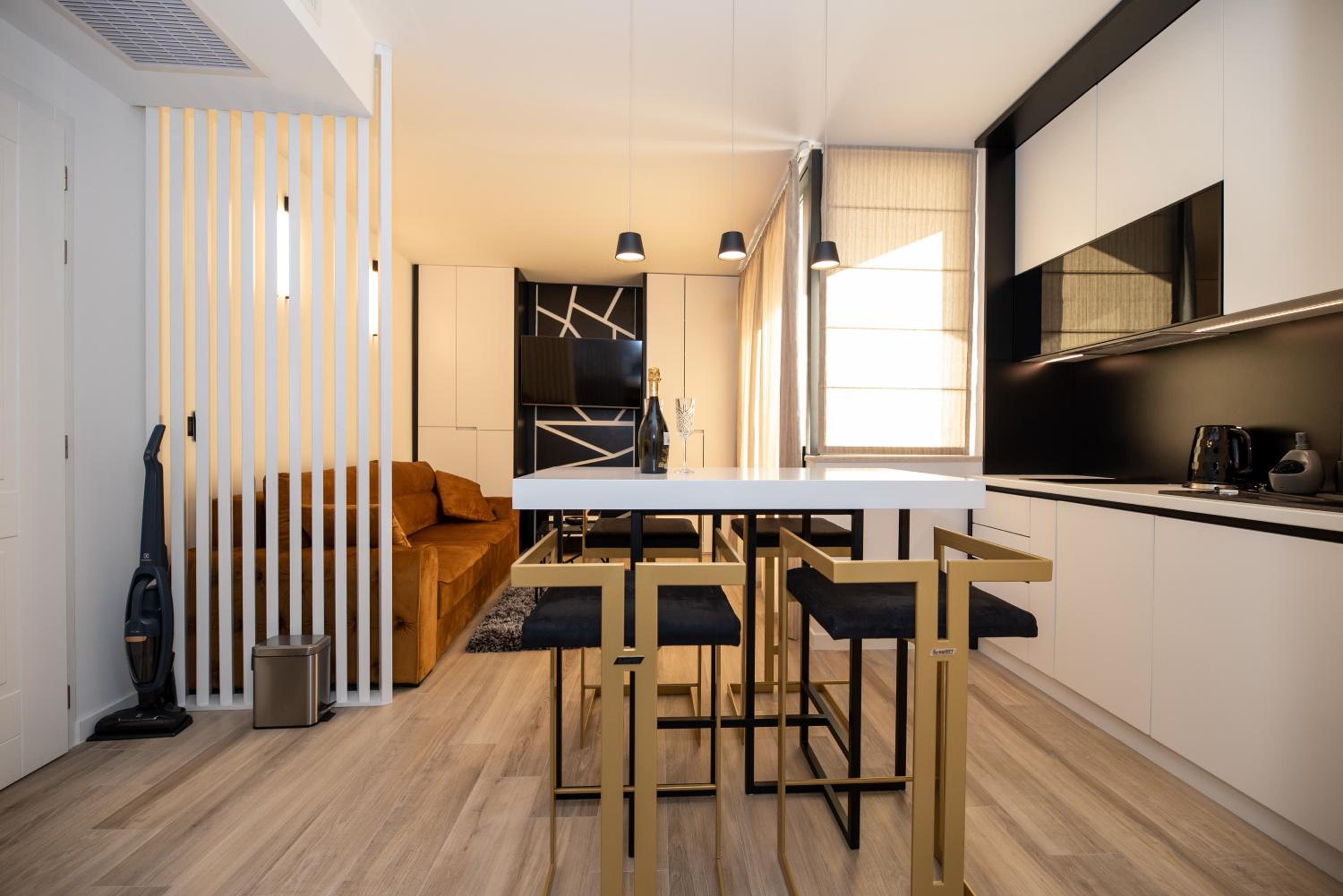 Studio with Terrace and Gym Access - Photo 12