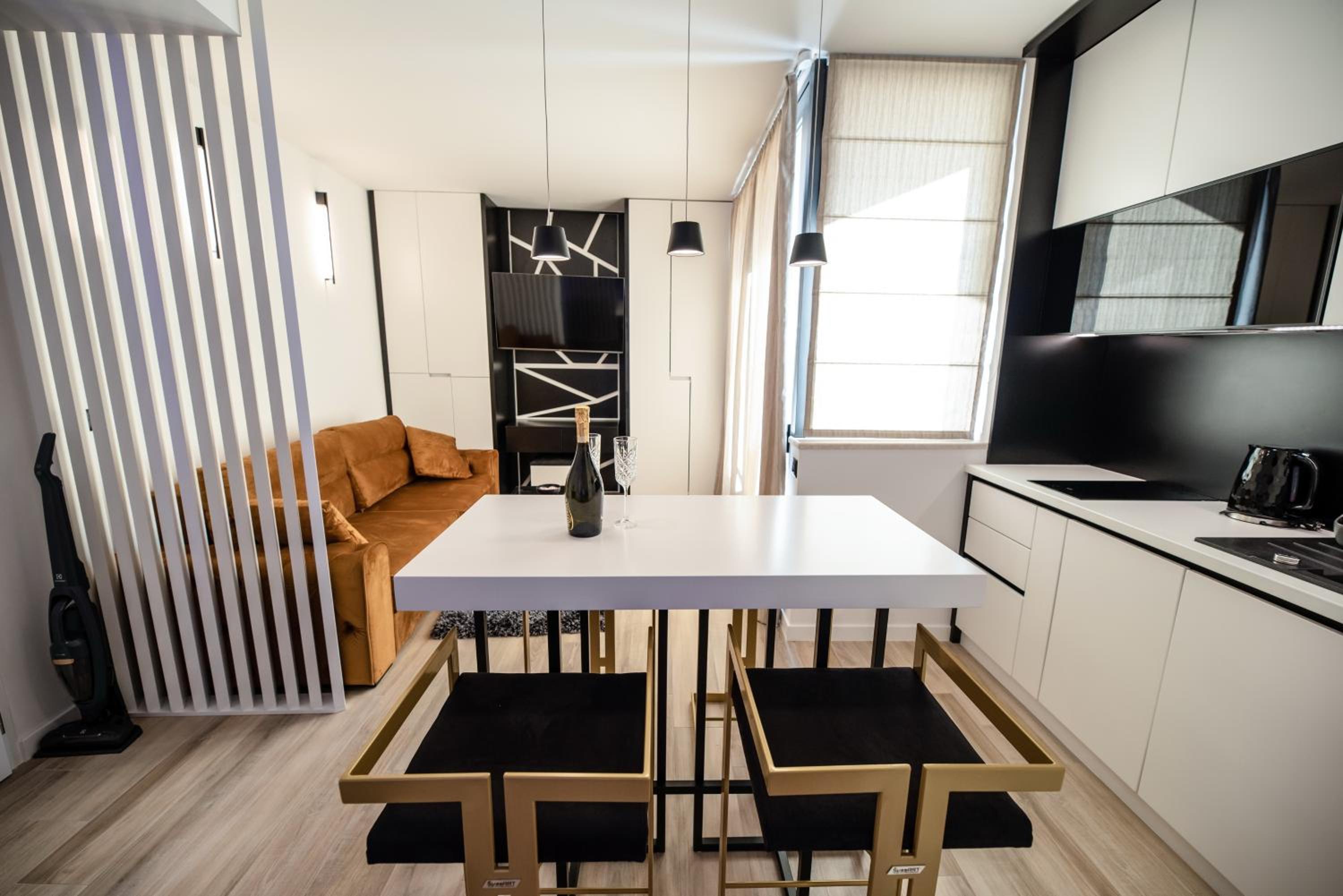 Studio with Terrace and Gym Access - Photo 15