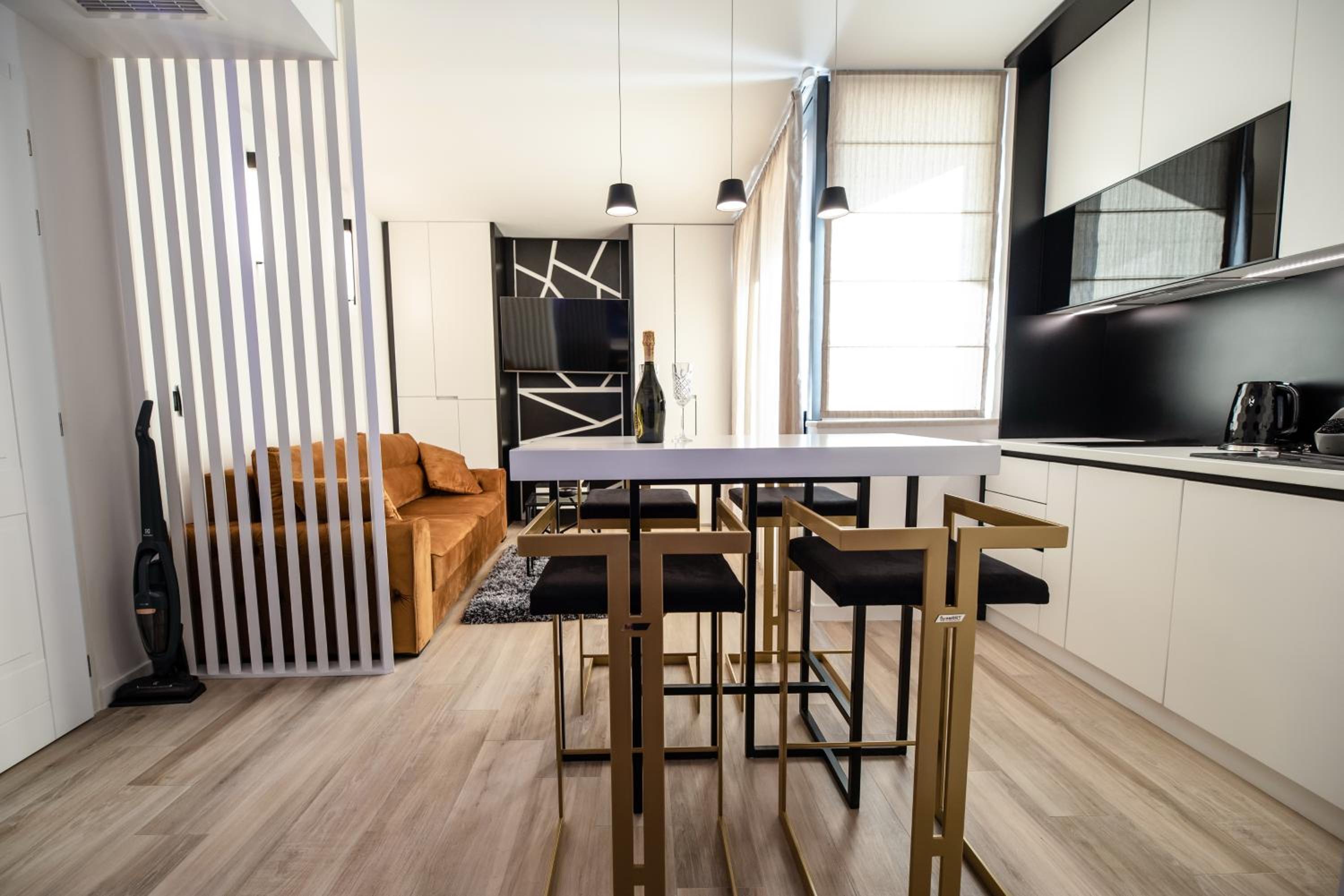 Studio with Terrace and Gym Access - Photo 16