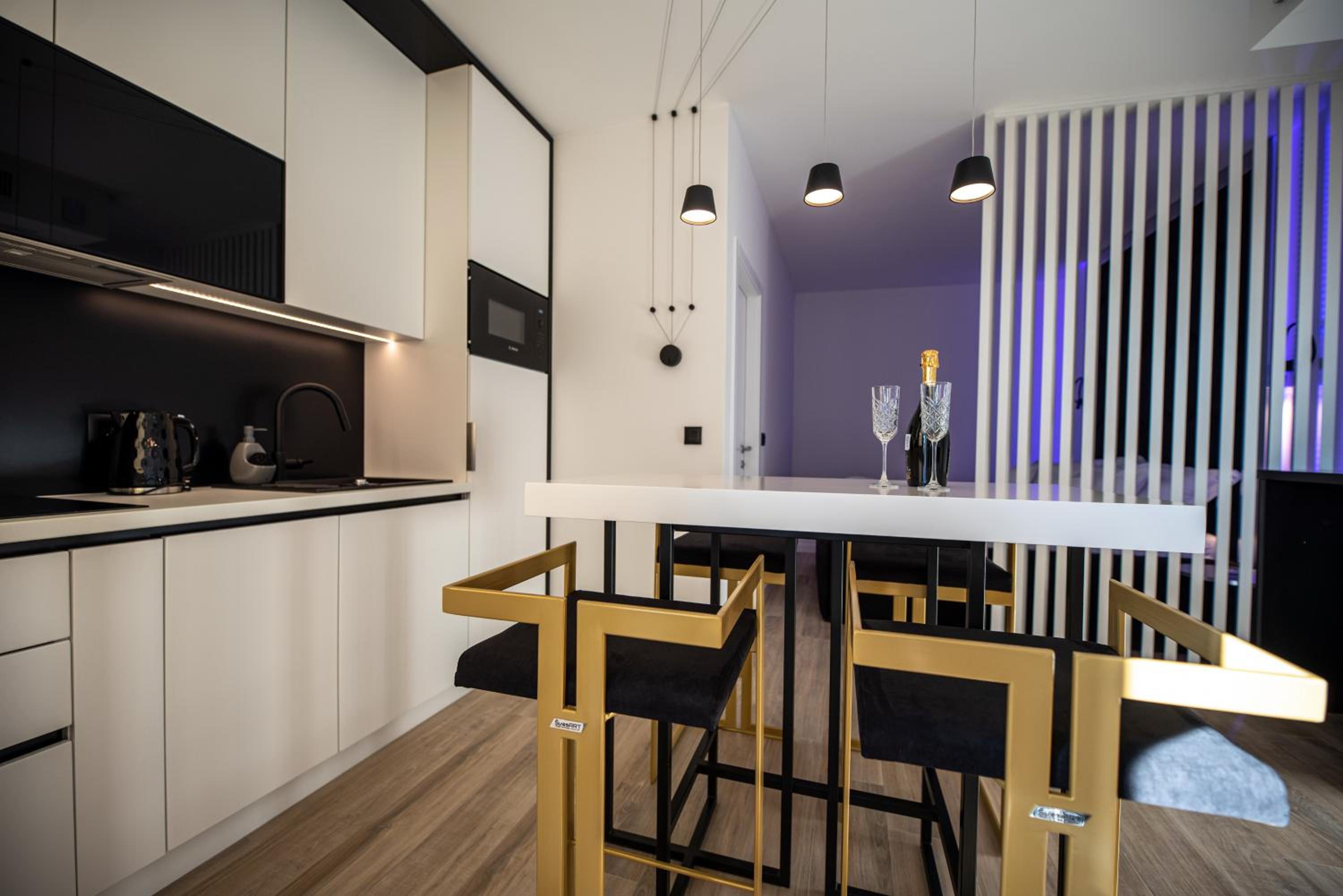 Studio with Terrace and Gym Access - Photo 31