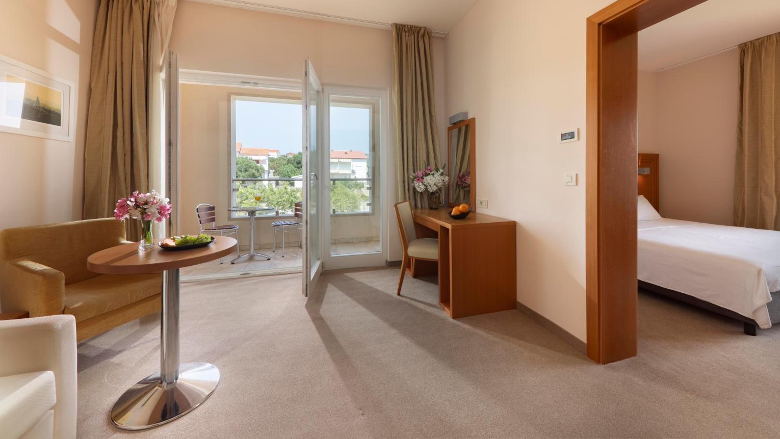 Comfort Family Room with Balcony - Photo 6