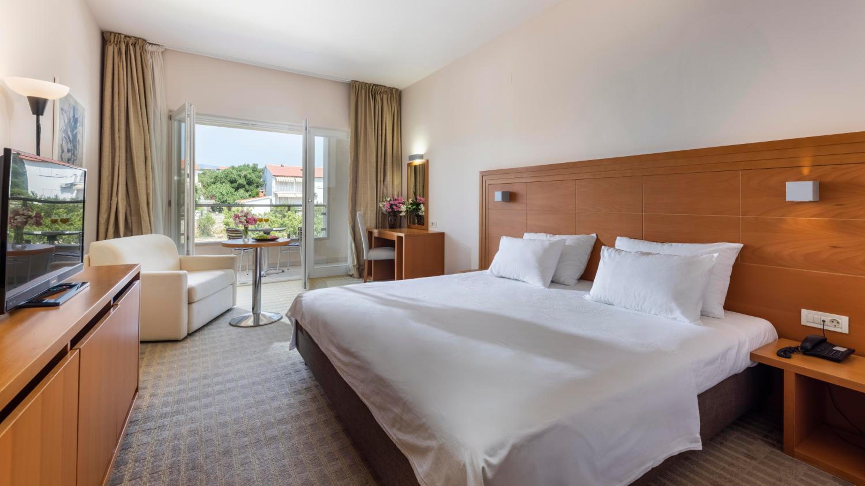 Superior Double Room with Balcony and Park View - Photo 1