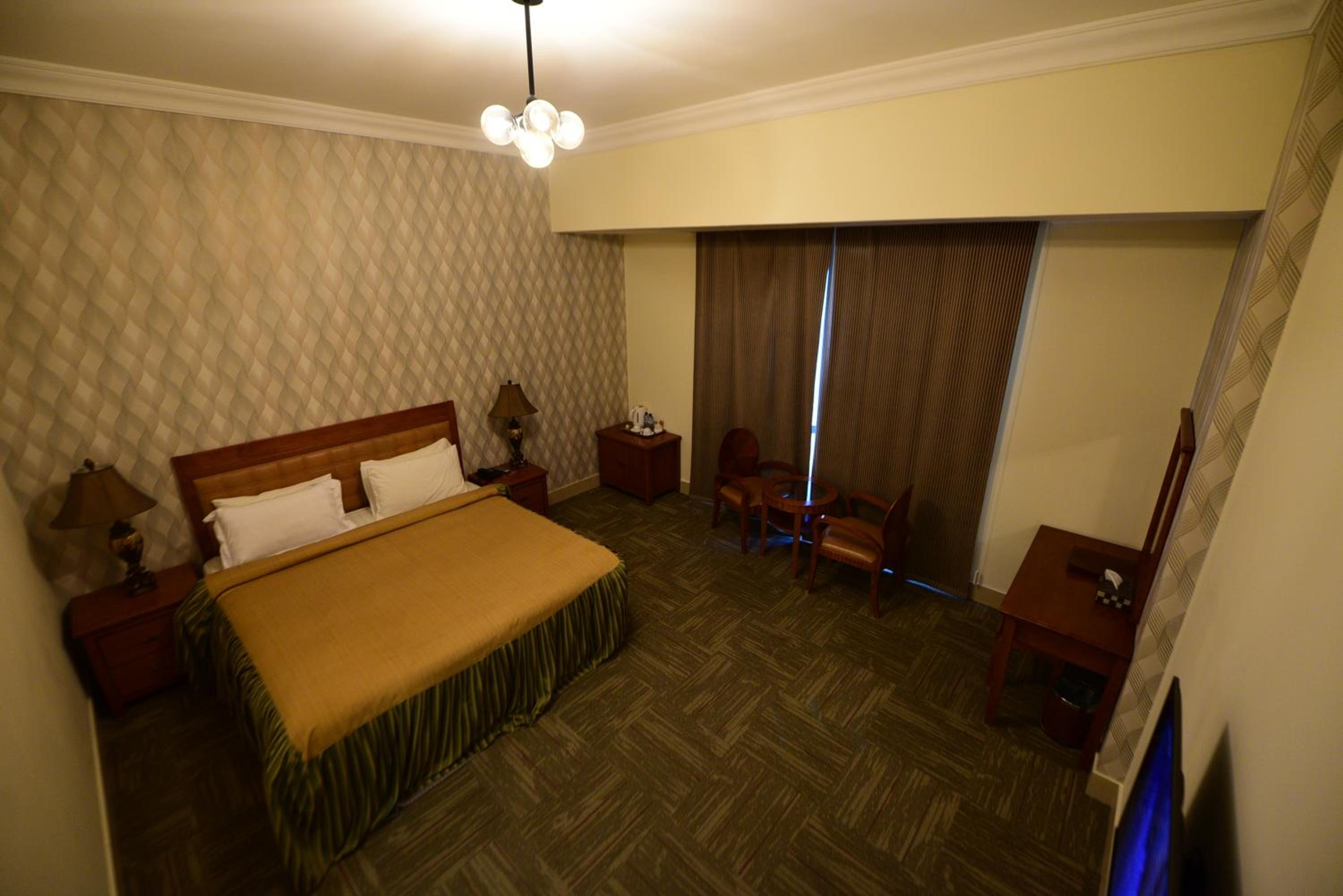 Deluxe King Room - Photo 3