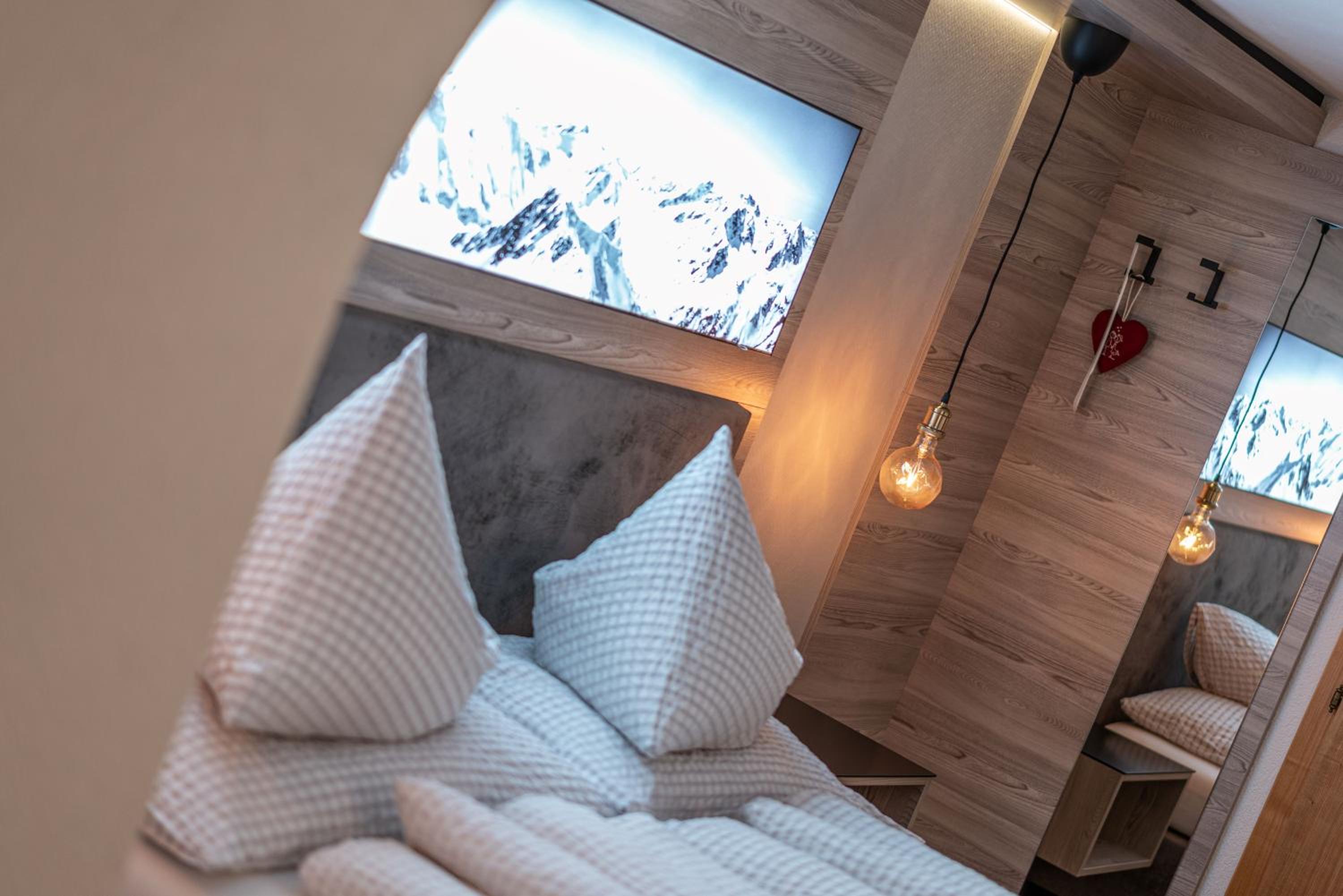 Deluxe Double Room (2 Adults + 1 Child) - Photo 5