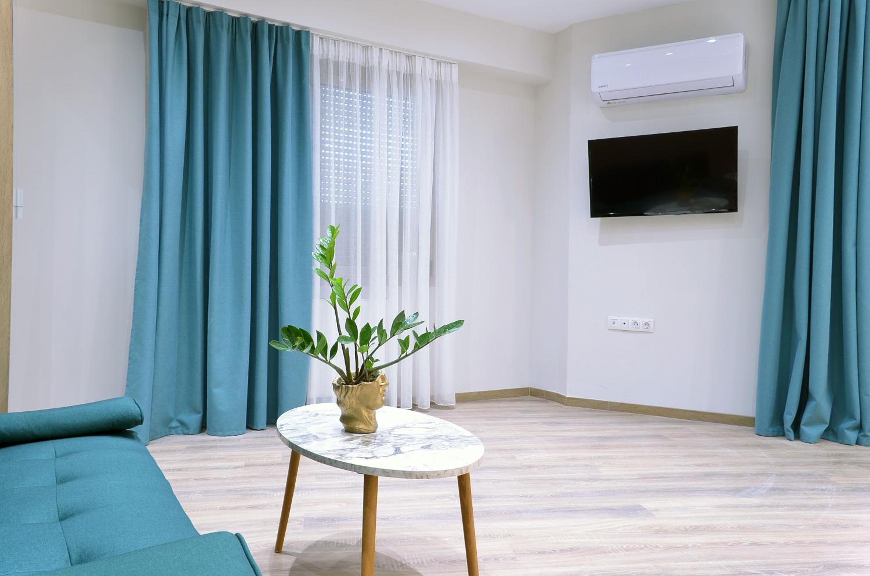 Deluxe Double Room (2 Adults + 1 Child)