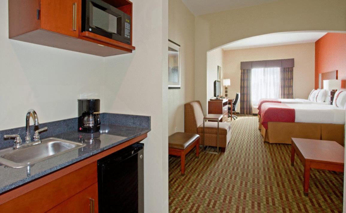 Queen Suite with Two Queen Beds - Photo 7
