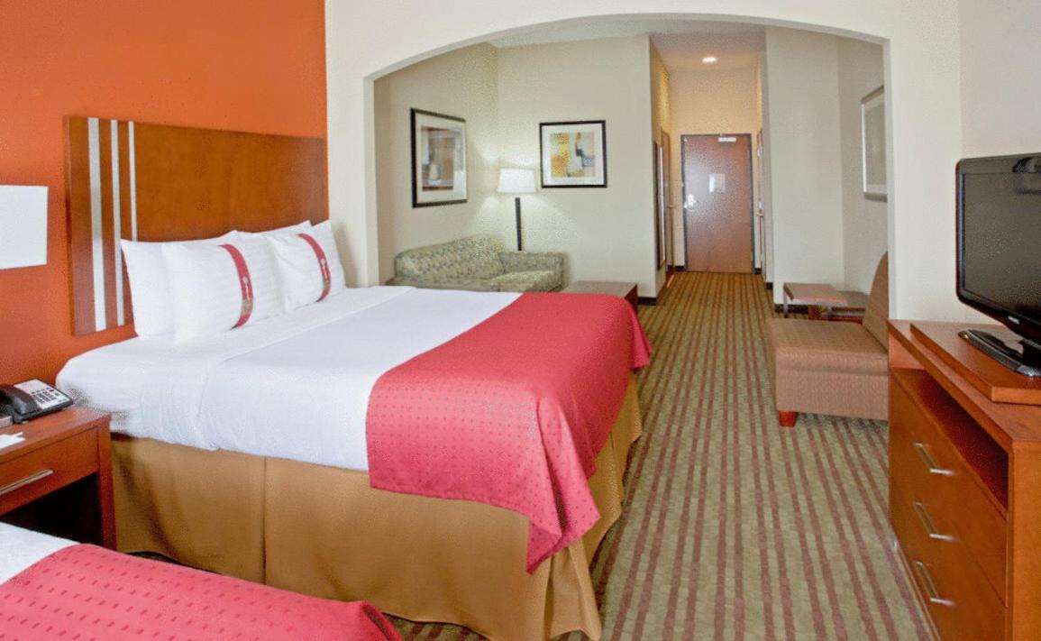 Standard Room with Two Queen Beds - Photo 1