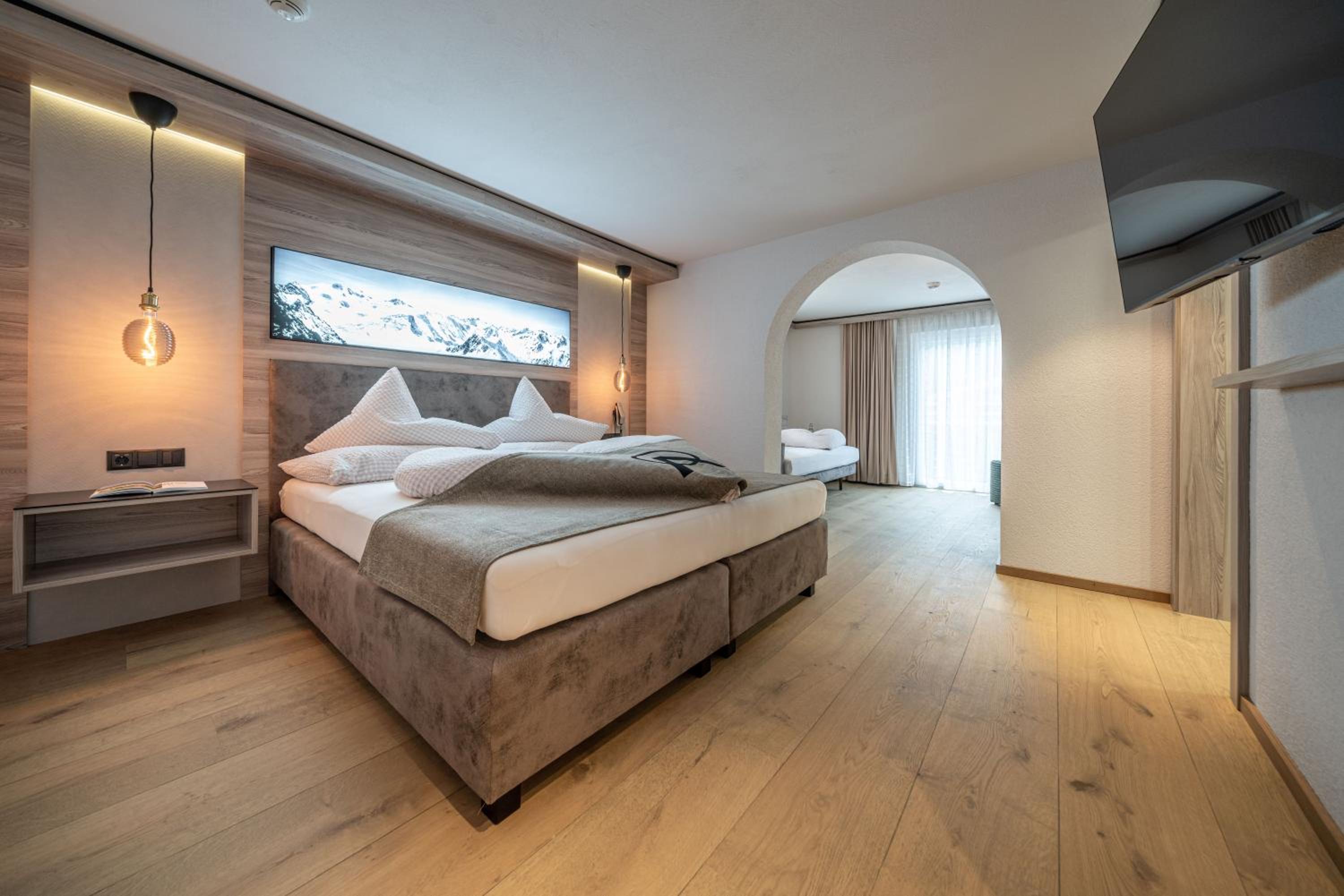 Deluxe Double Room (2 Adults + 1 Child) - Photo 1