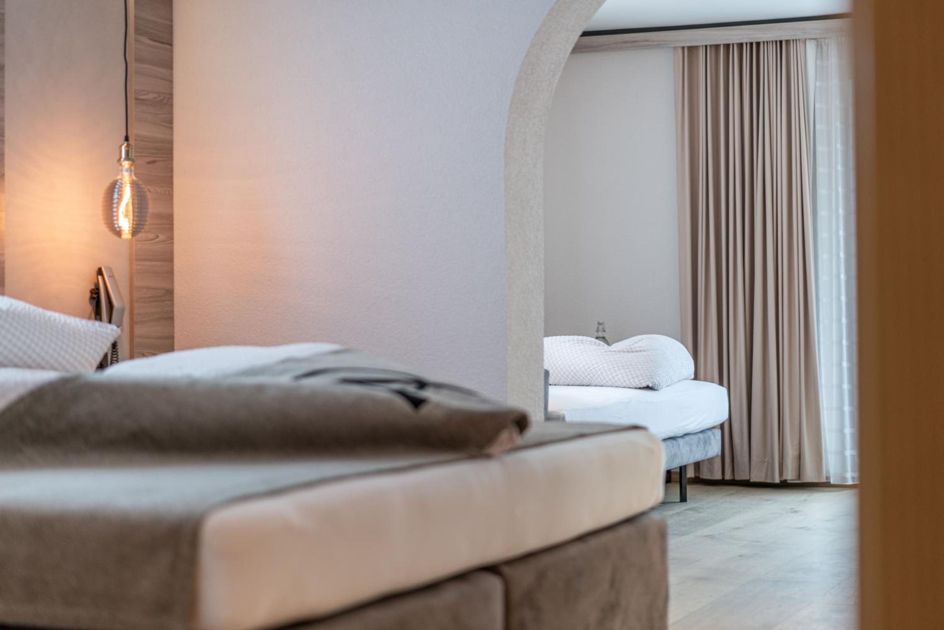 Deluxe Double Room (2 Adults + 1 Child) - Photo 2