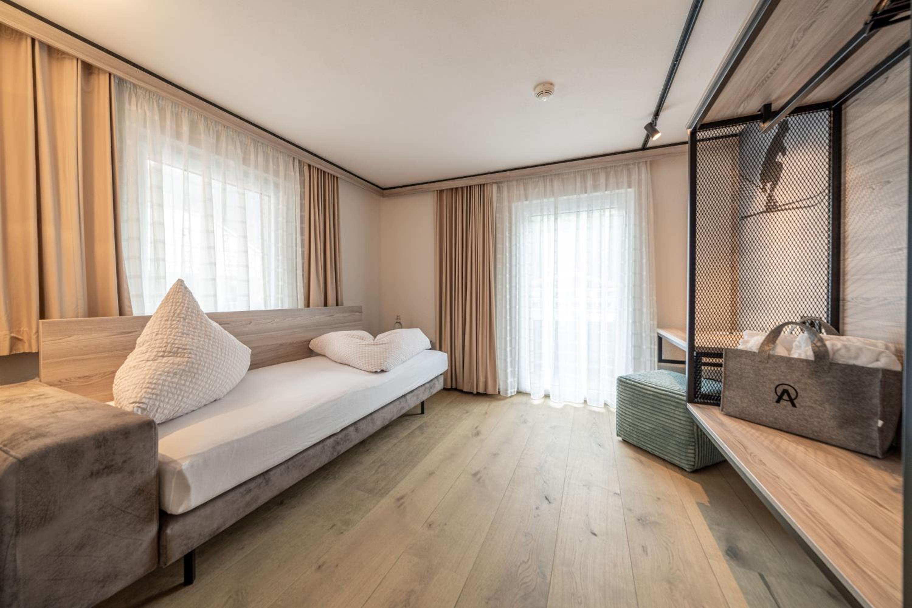 Deluxe Double Room (2 Adults + 1 Child) - Photo 3