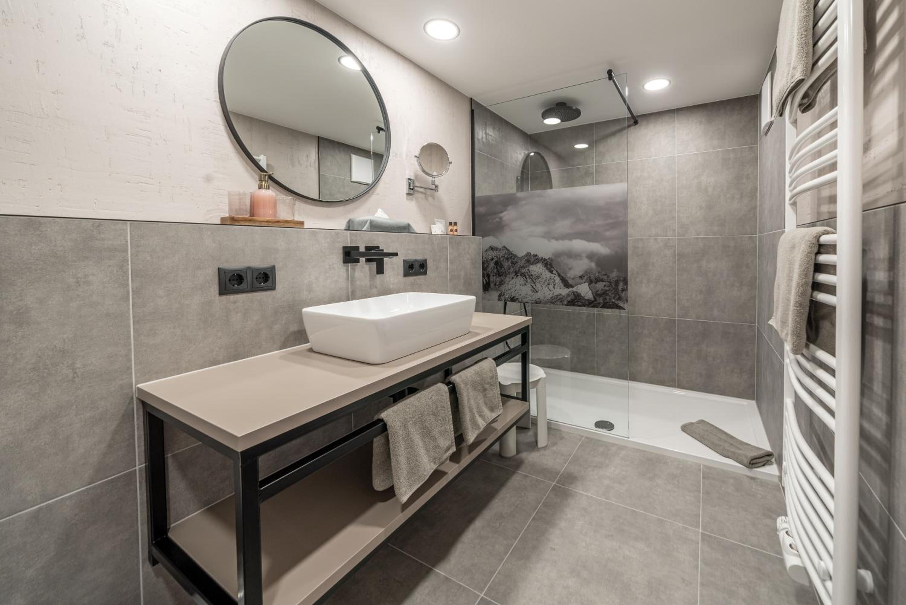 Deluxe Double Room (2 Adults + 1 Child) - Photo 4