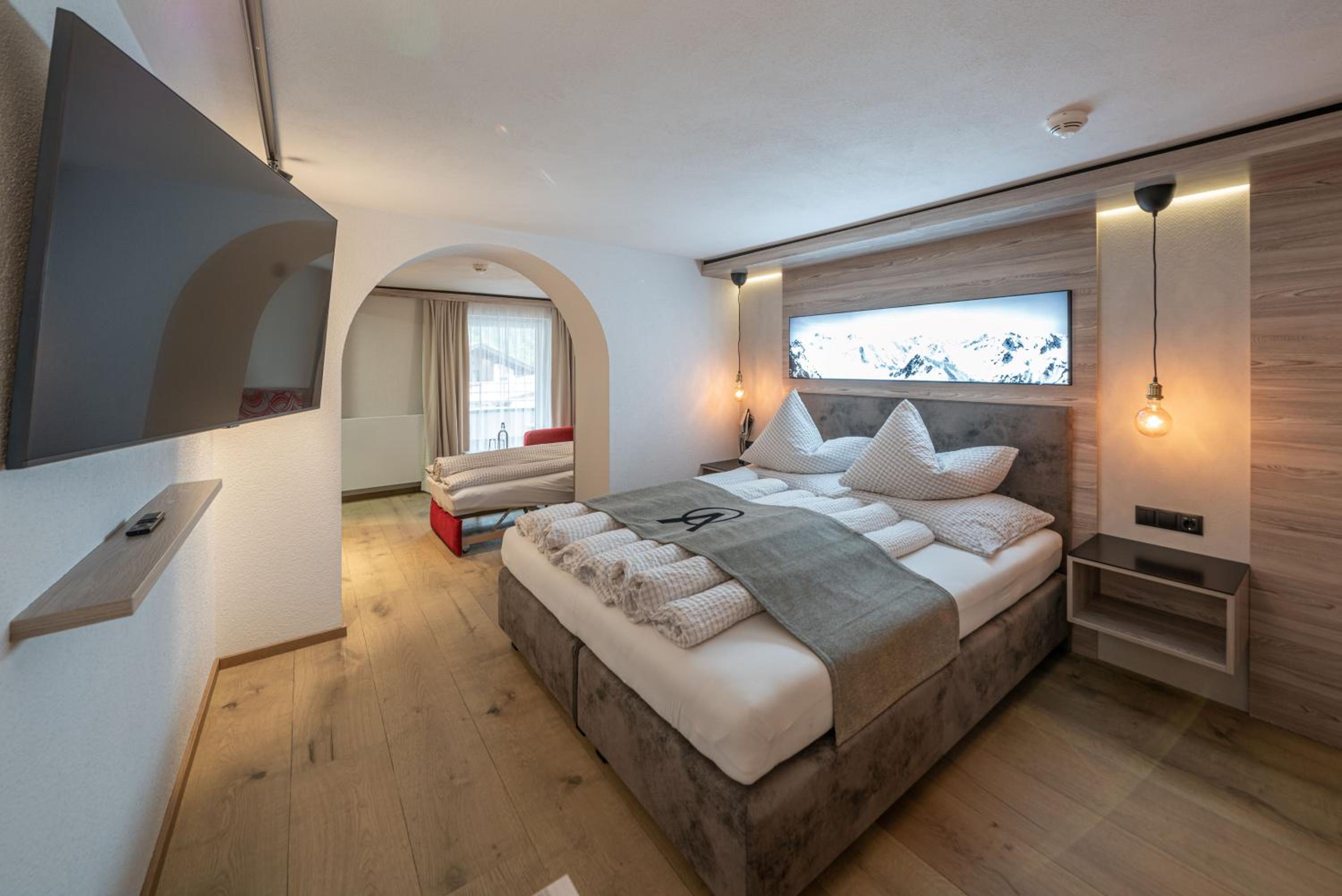 Deluxe Double Room with Extra Bed - Photo 2