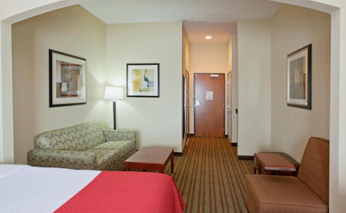 Standard Room with Two Queen Beds - Photo 7
