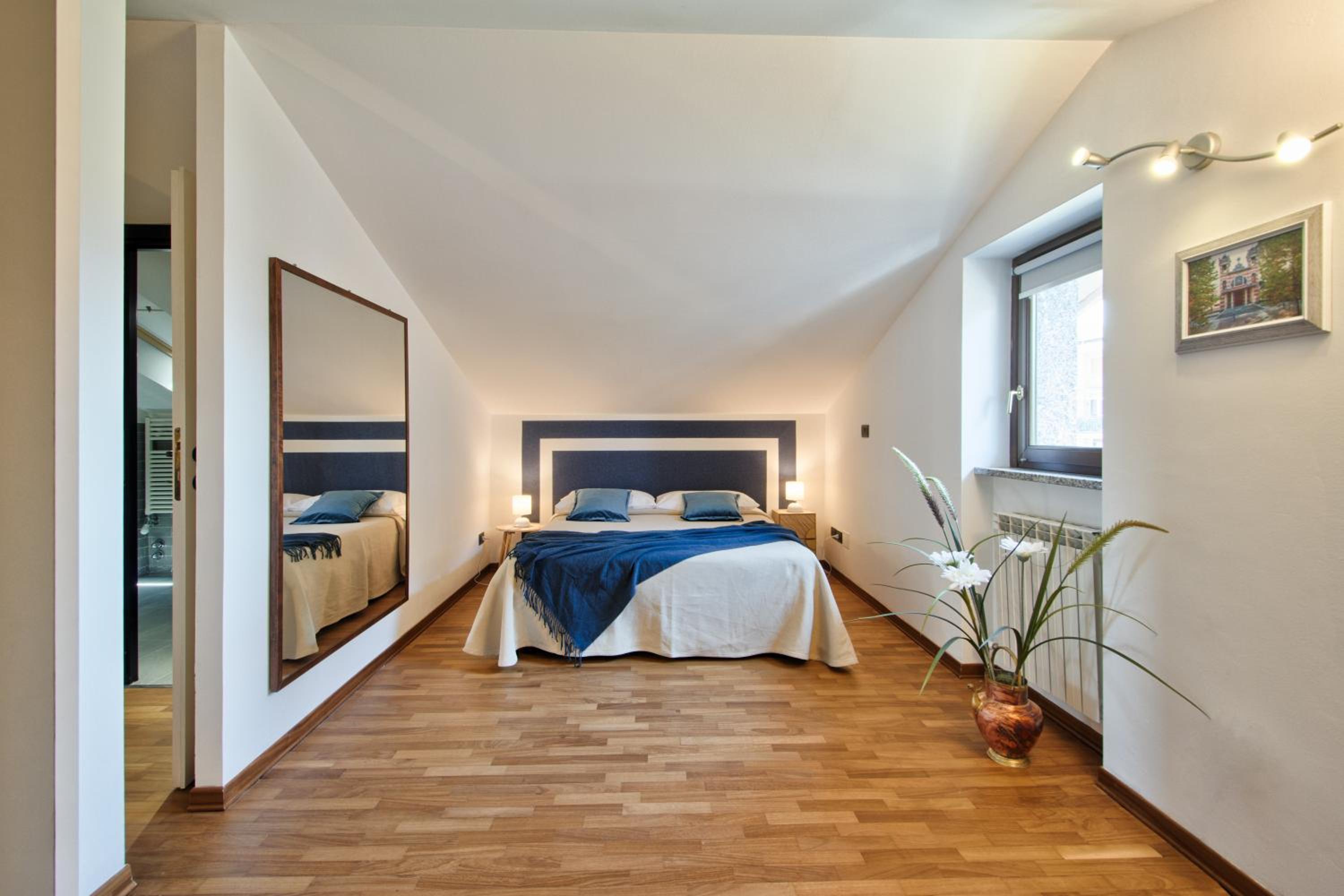 One-Bedroom Apartment photo 1