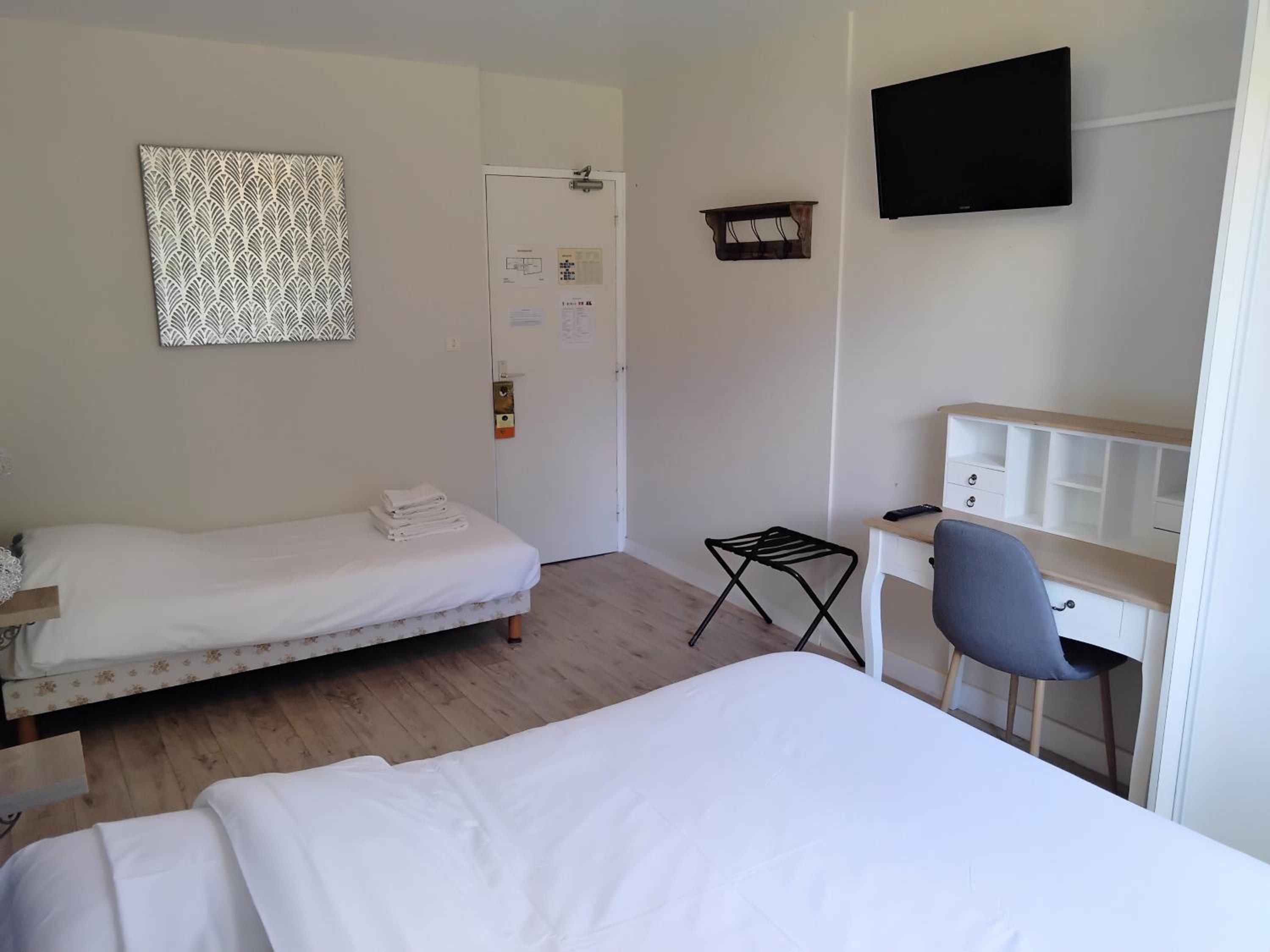 Triple Room (1 double bed & 1 single bed)