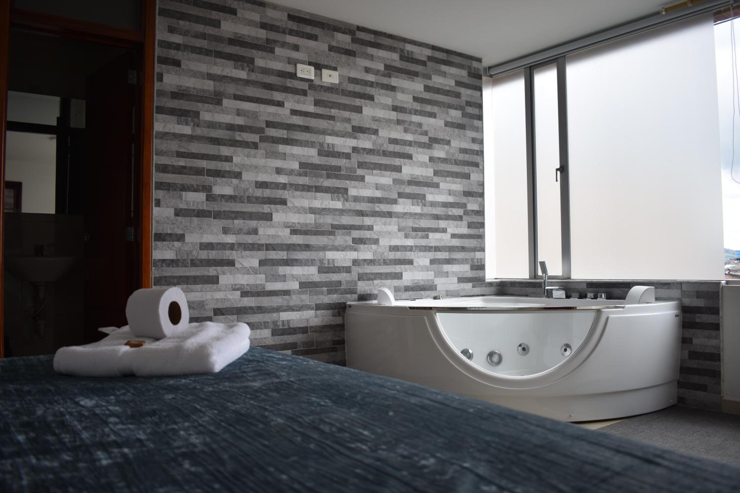 Deluxe Suite with Spa Bath photo 3