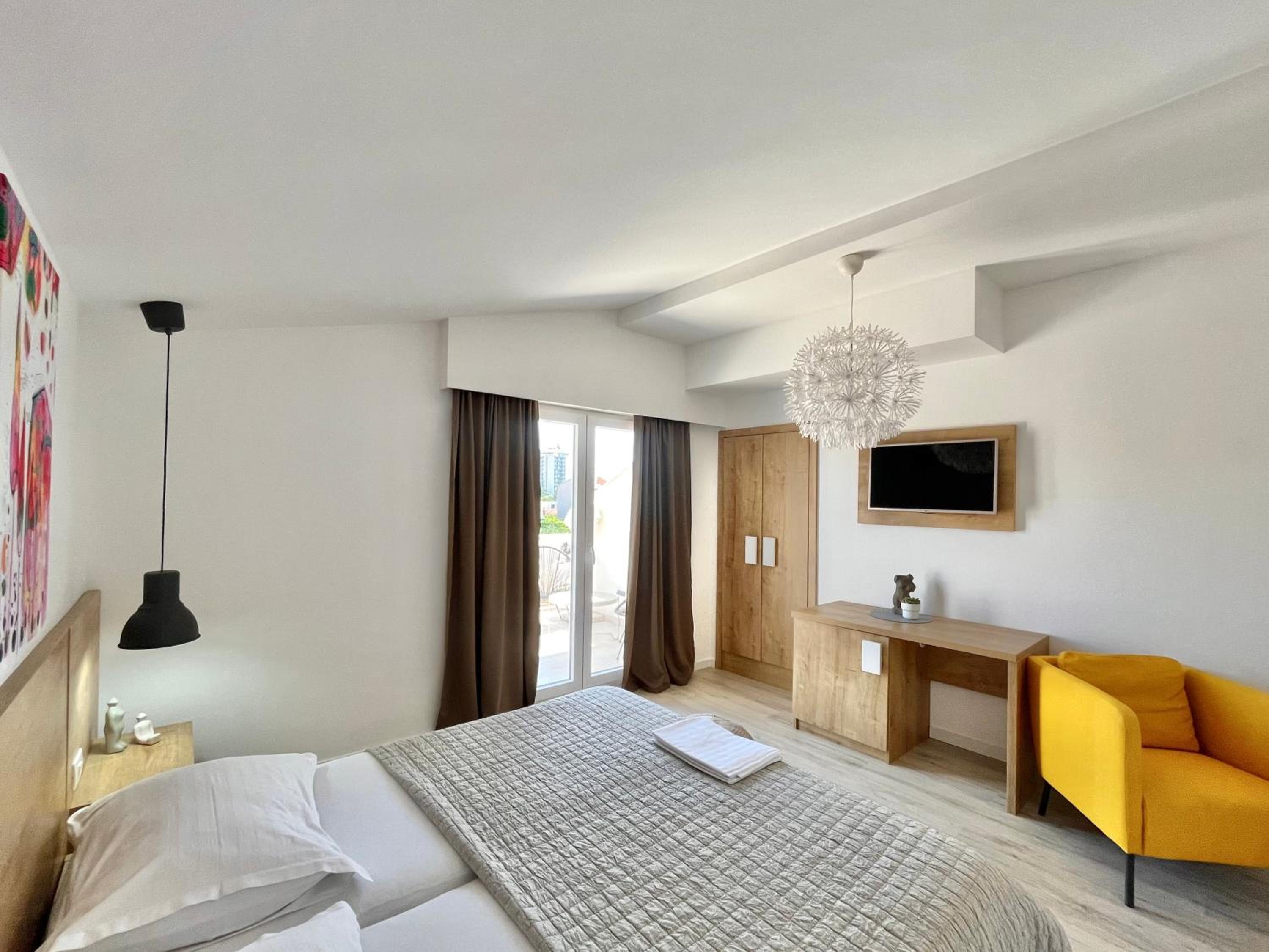 Double Room with Pool View - Photo 5