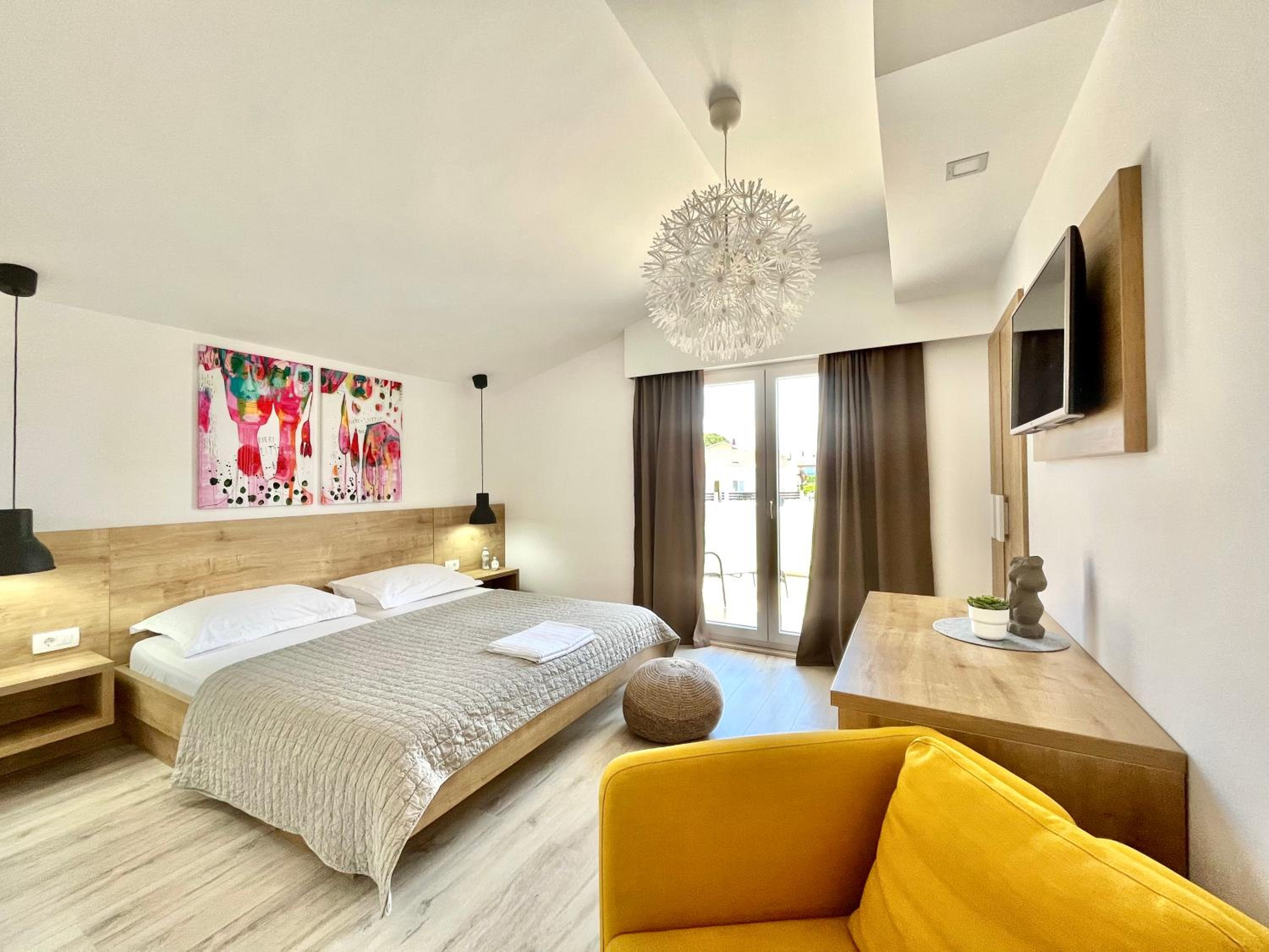 Double Room with Pool View - Photo 1