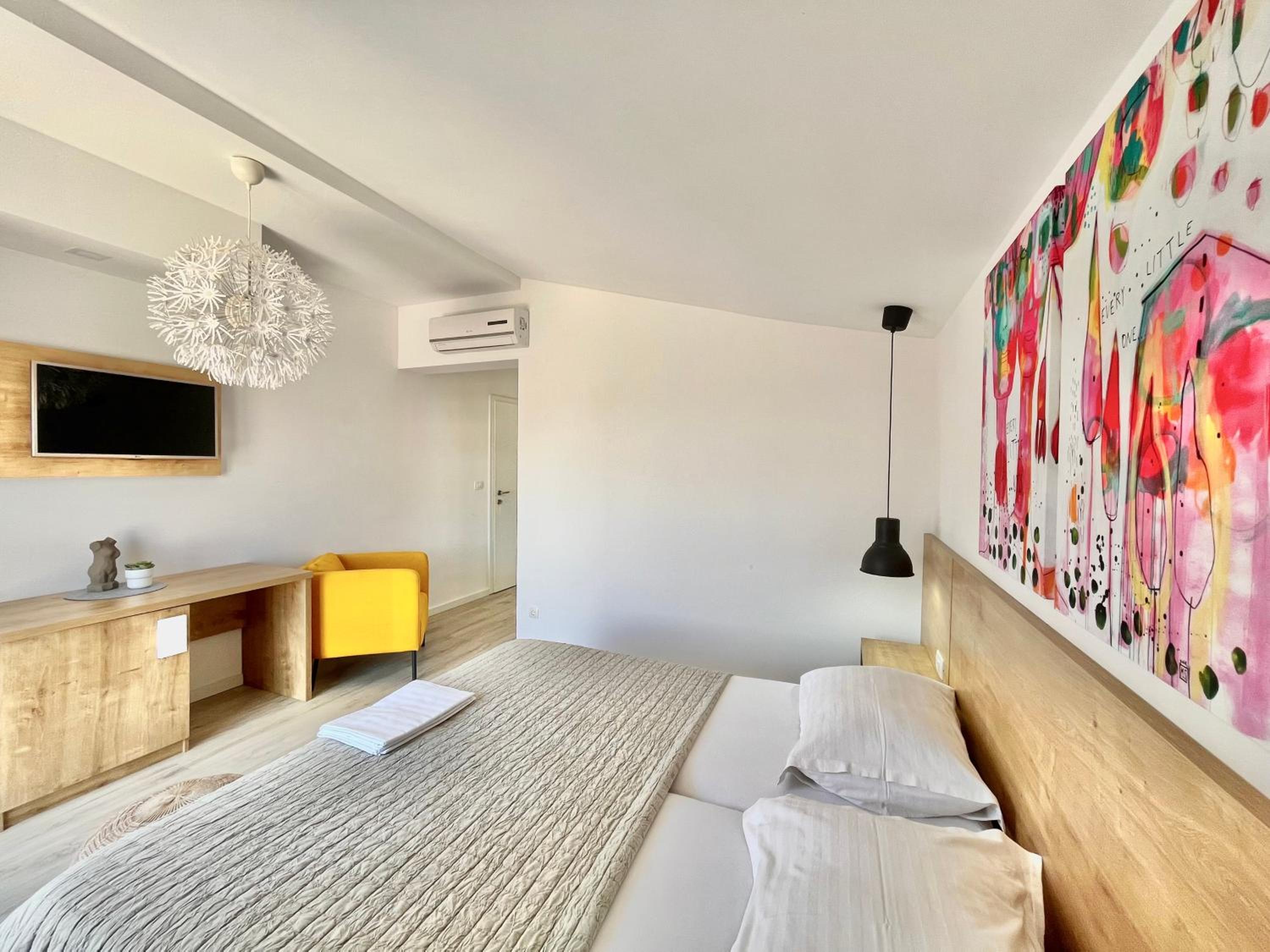 Double Room with Pool View - Photo 11