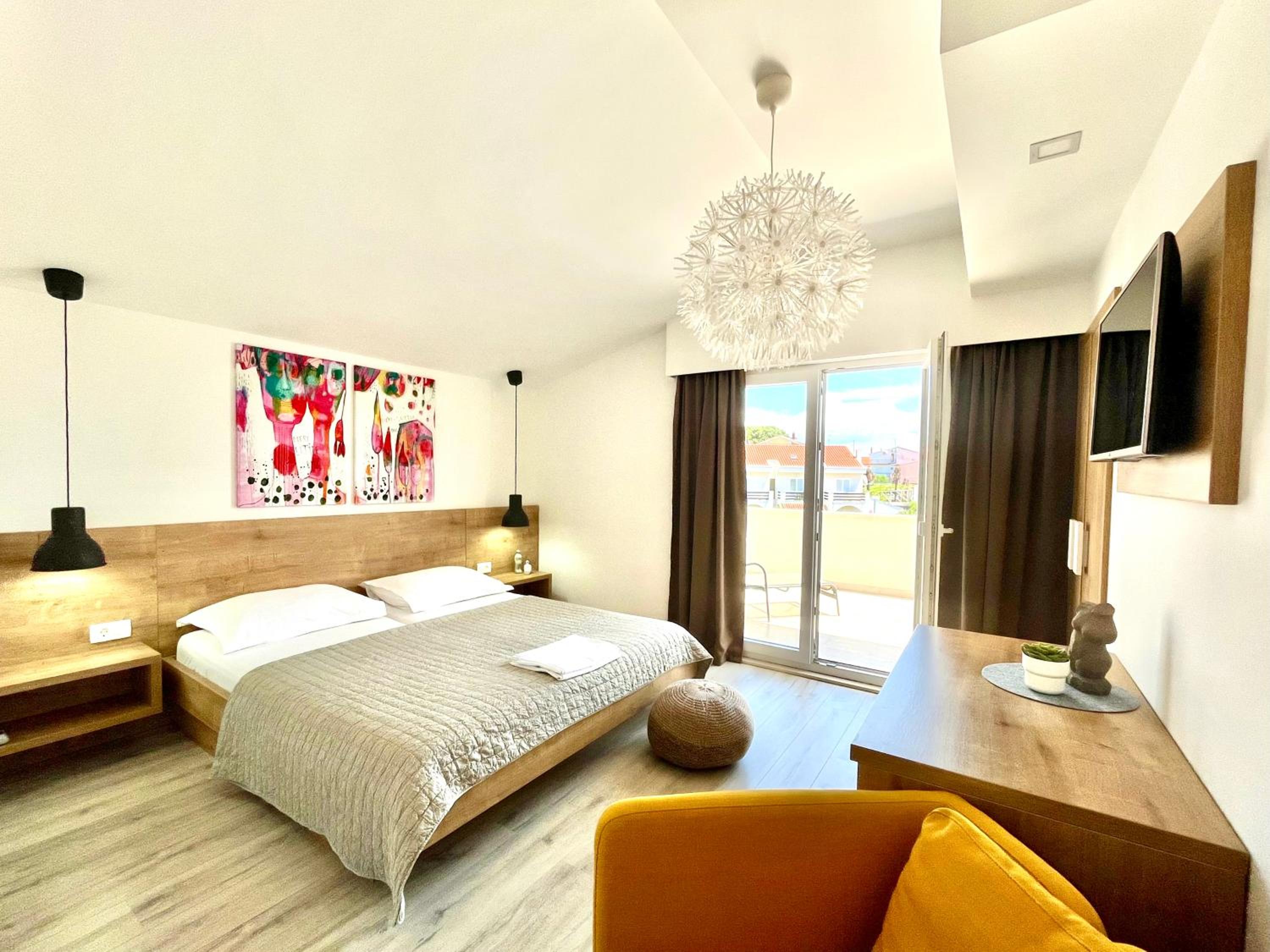 Double Room with Pool View - Photo 10