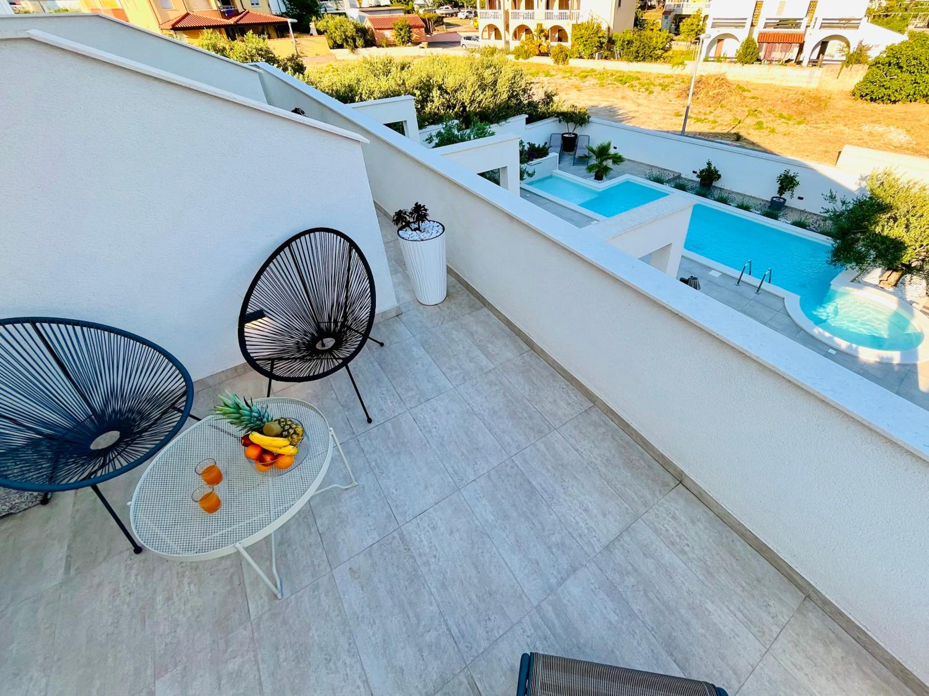 Double Room with Pool View - Photo 12
