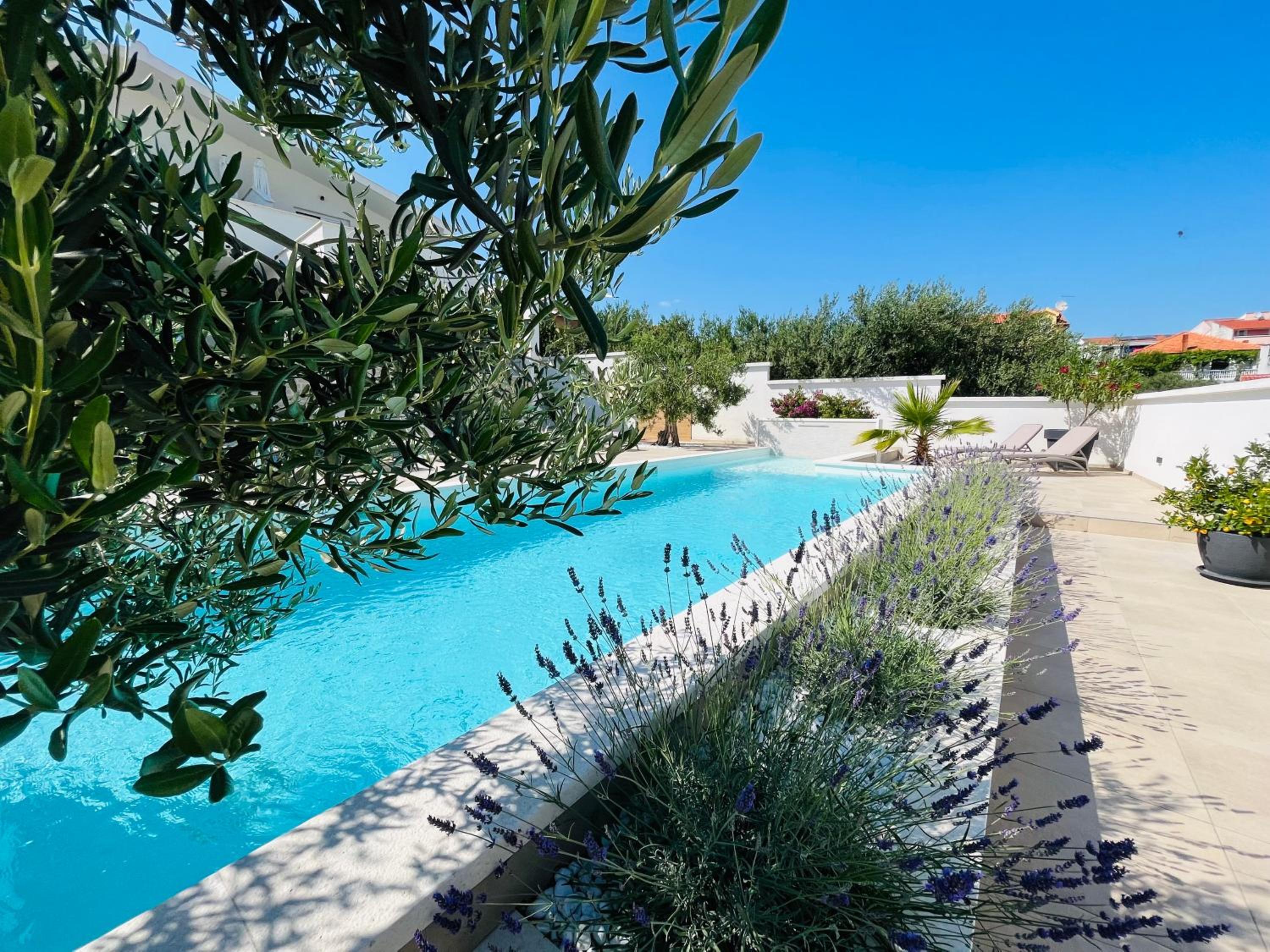 Double Room with Pool View - Photo 18