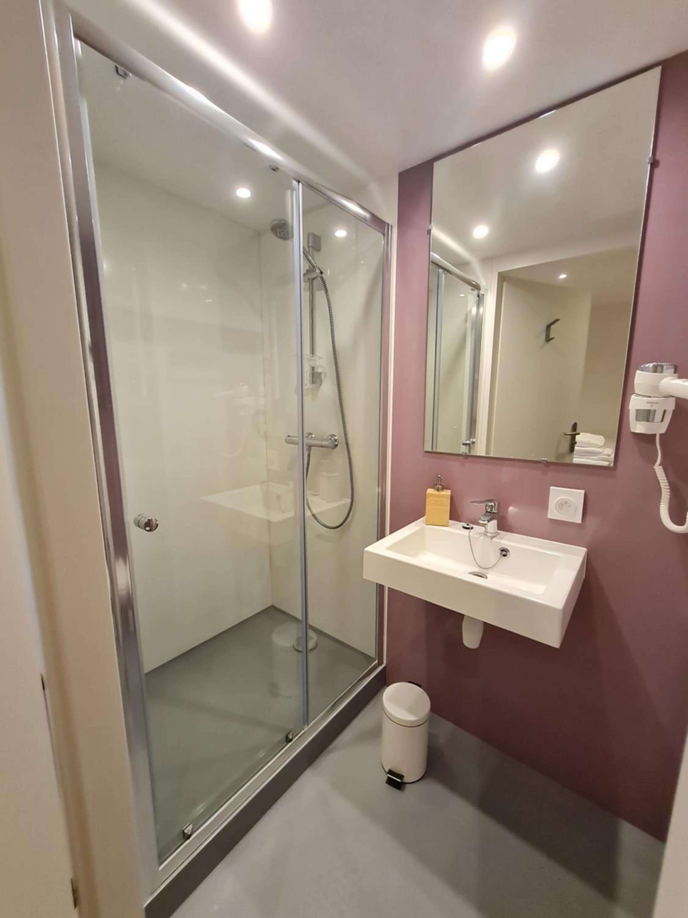 Double or Twin Room with Private Bathroom photo 3