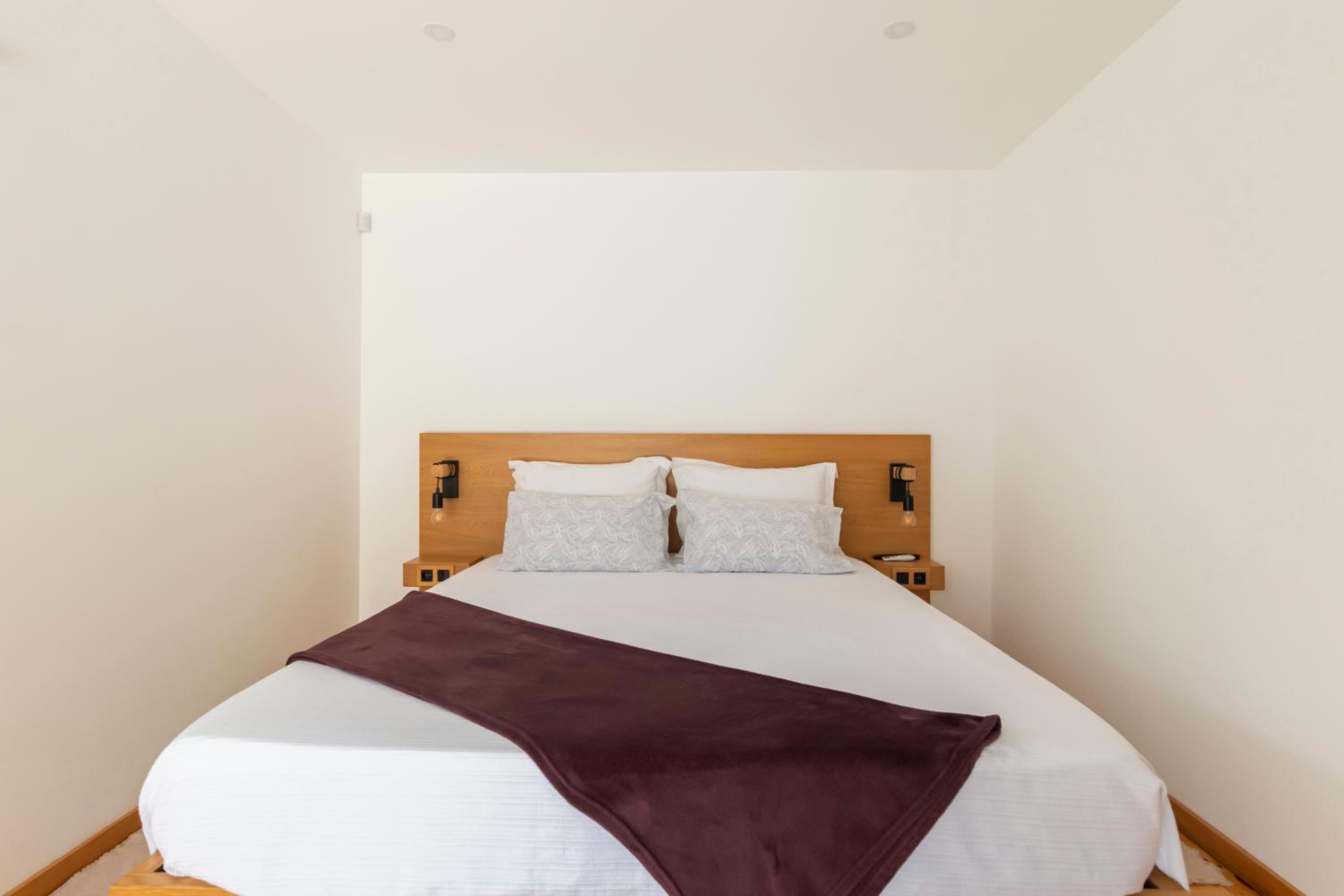 Five-Bedroom House photo 1