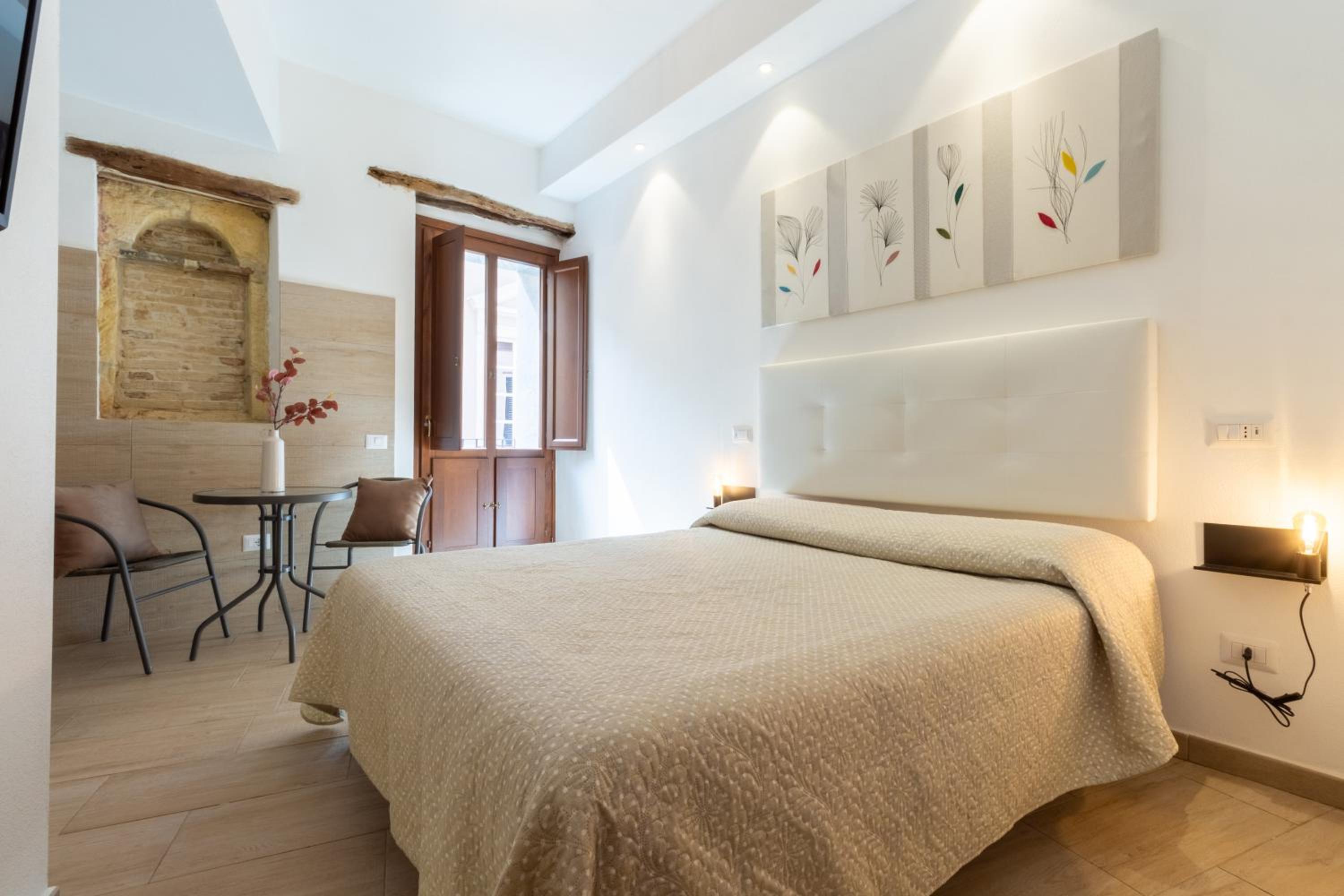 Double Room with Balcony - Photo 1