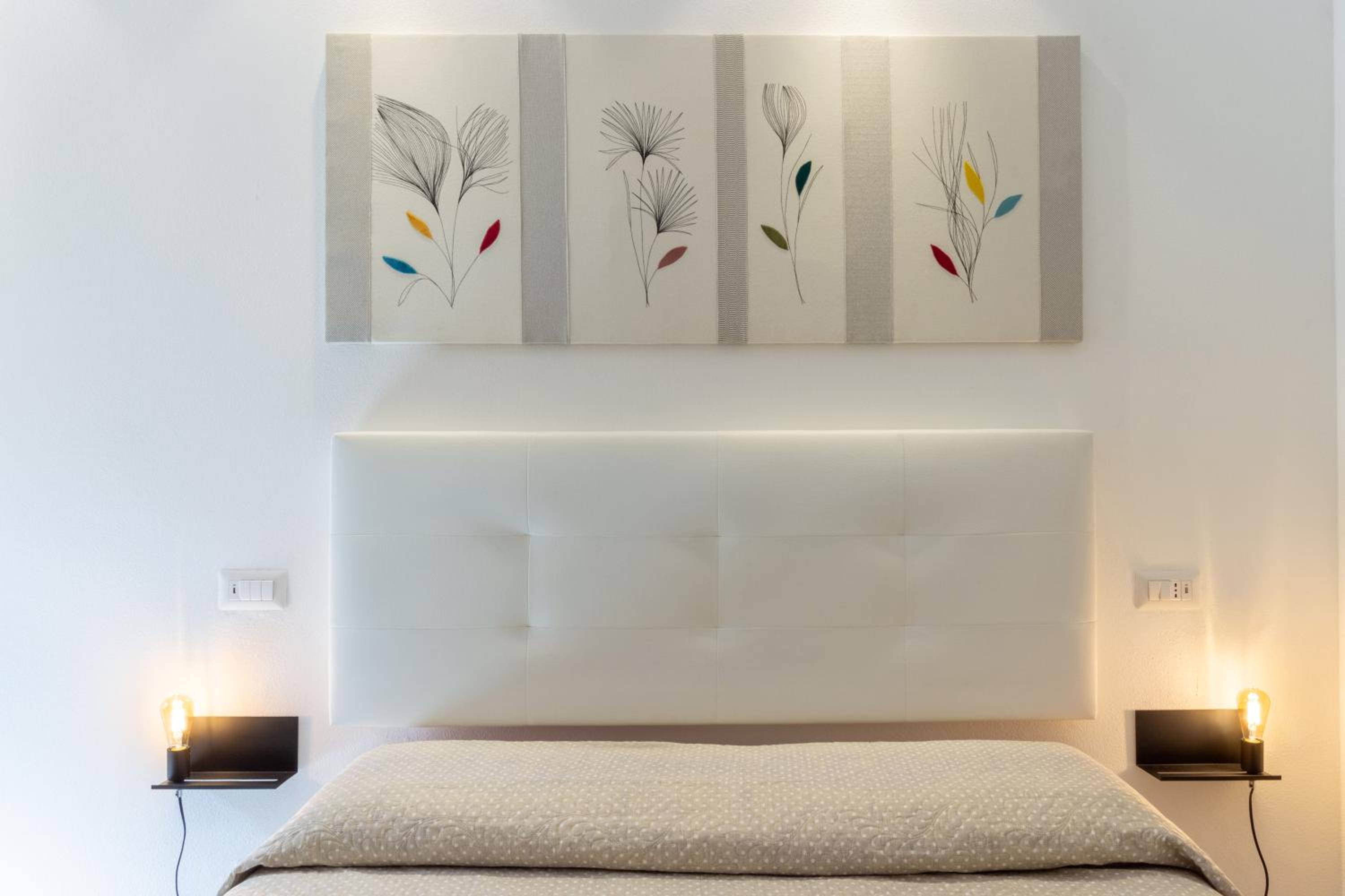 Double Room with Balcony - Photo 3