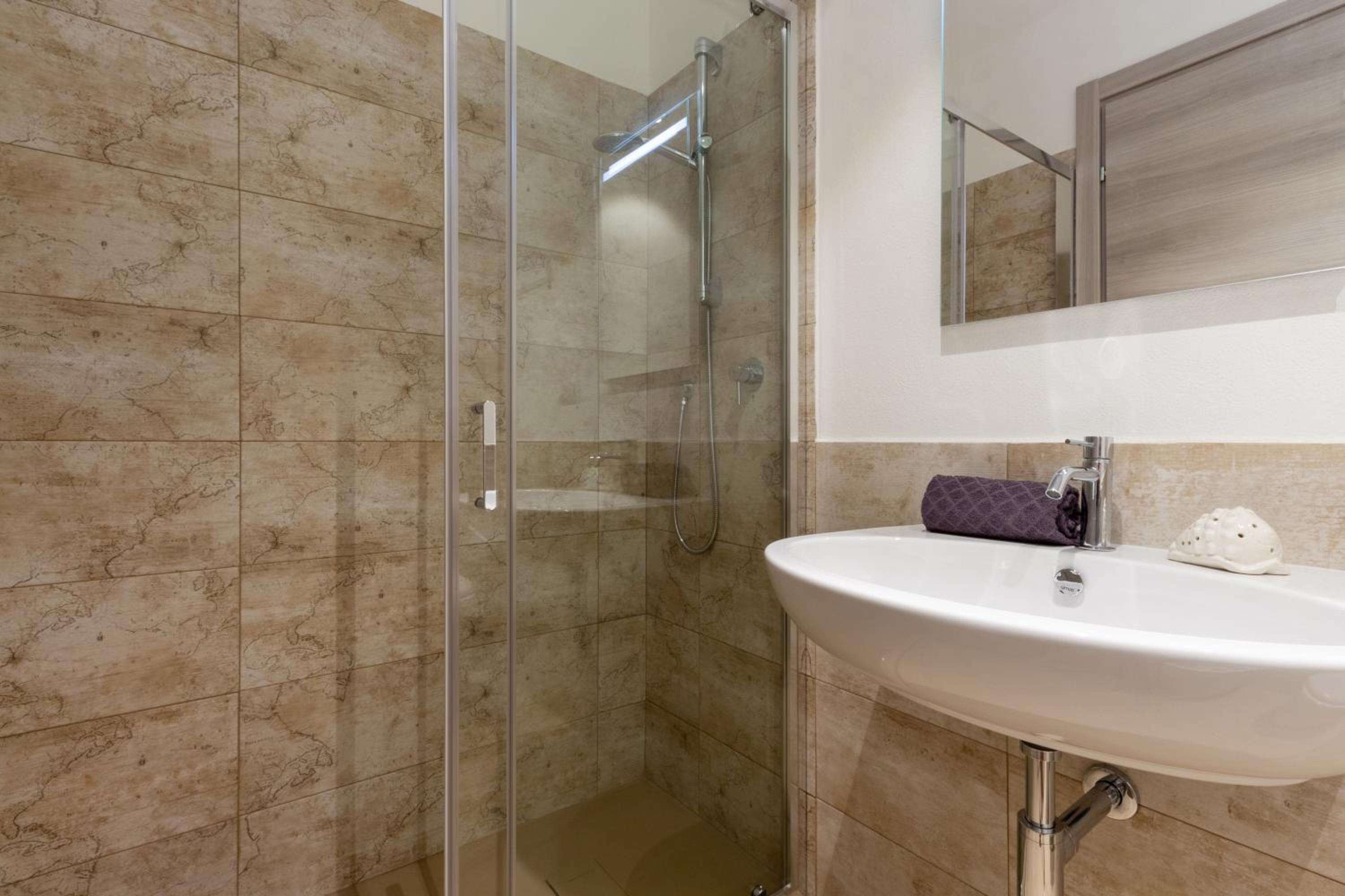 Double Room with Balcony - Photo 5