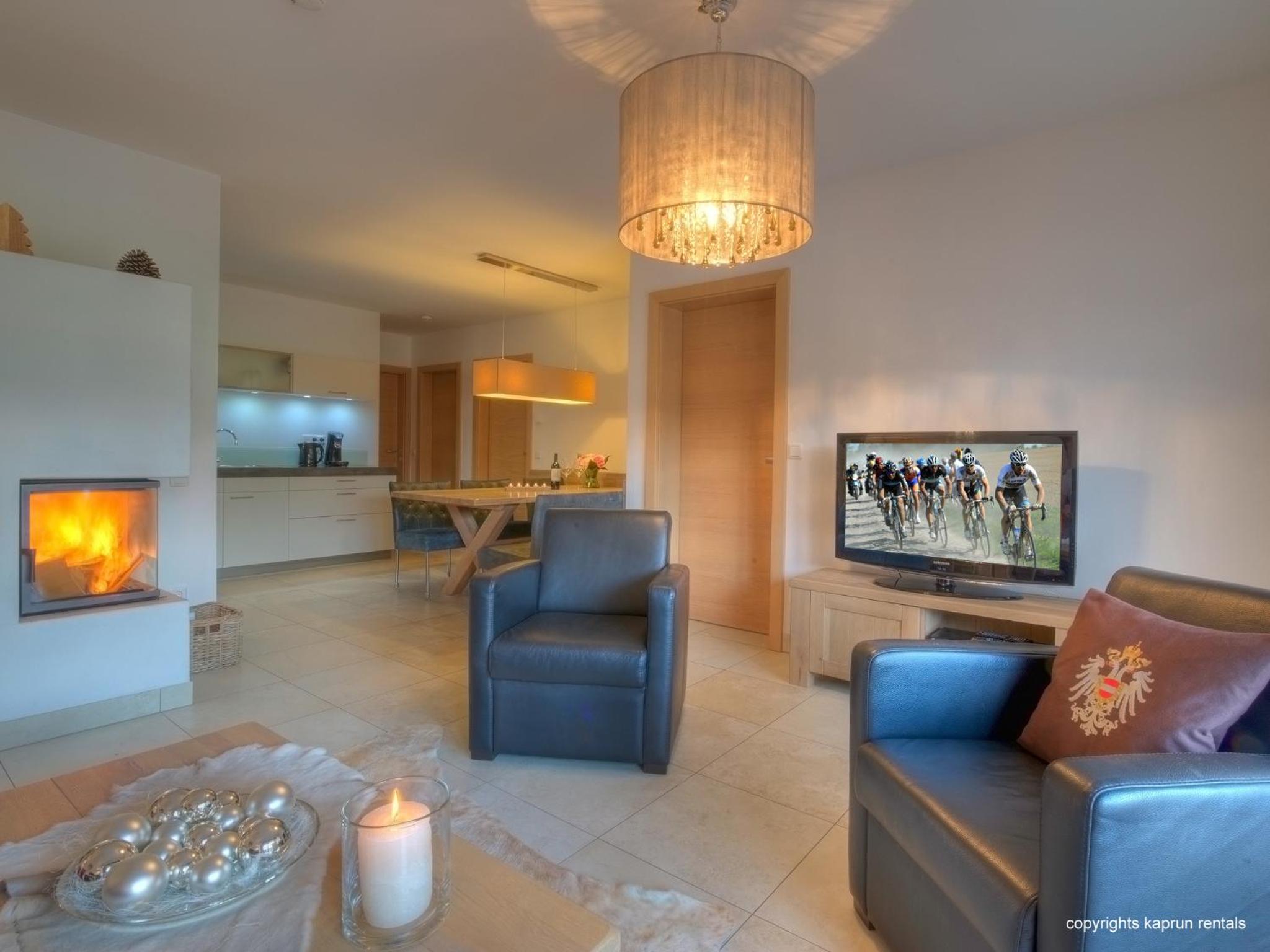 Deluxe Two-Bedroom Apartment with Balcony and Mountain View photo 3