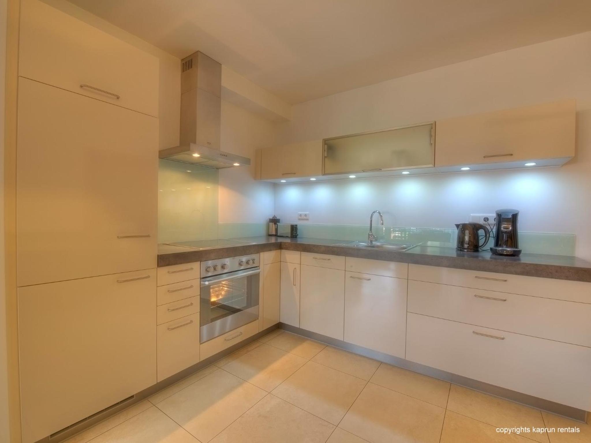 Deluxe Two-Bedroom Apartment with Balcony and Mountain View photo 2