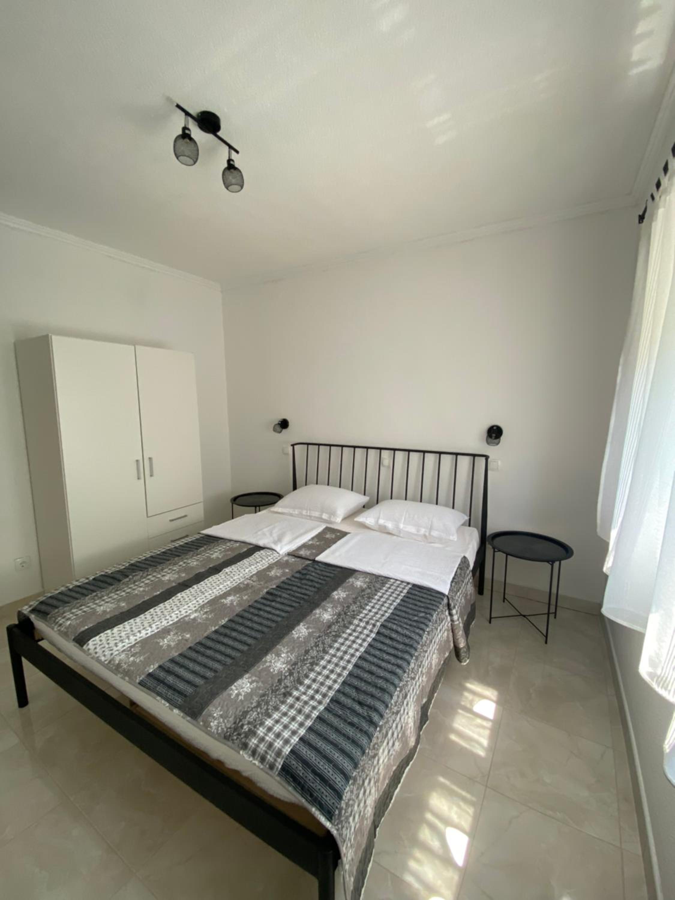 One-Bedroom Apartment with Balcony and Sea View photo 3