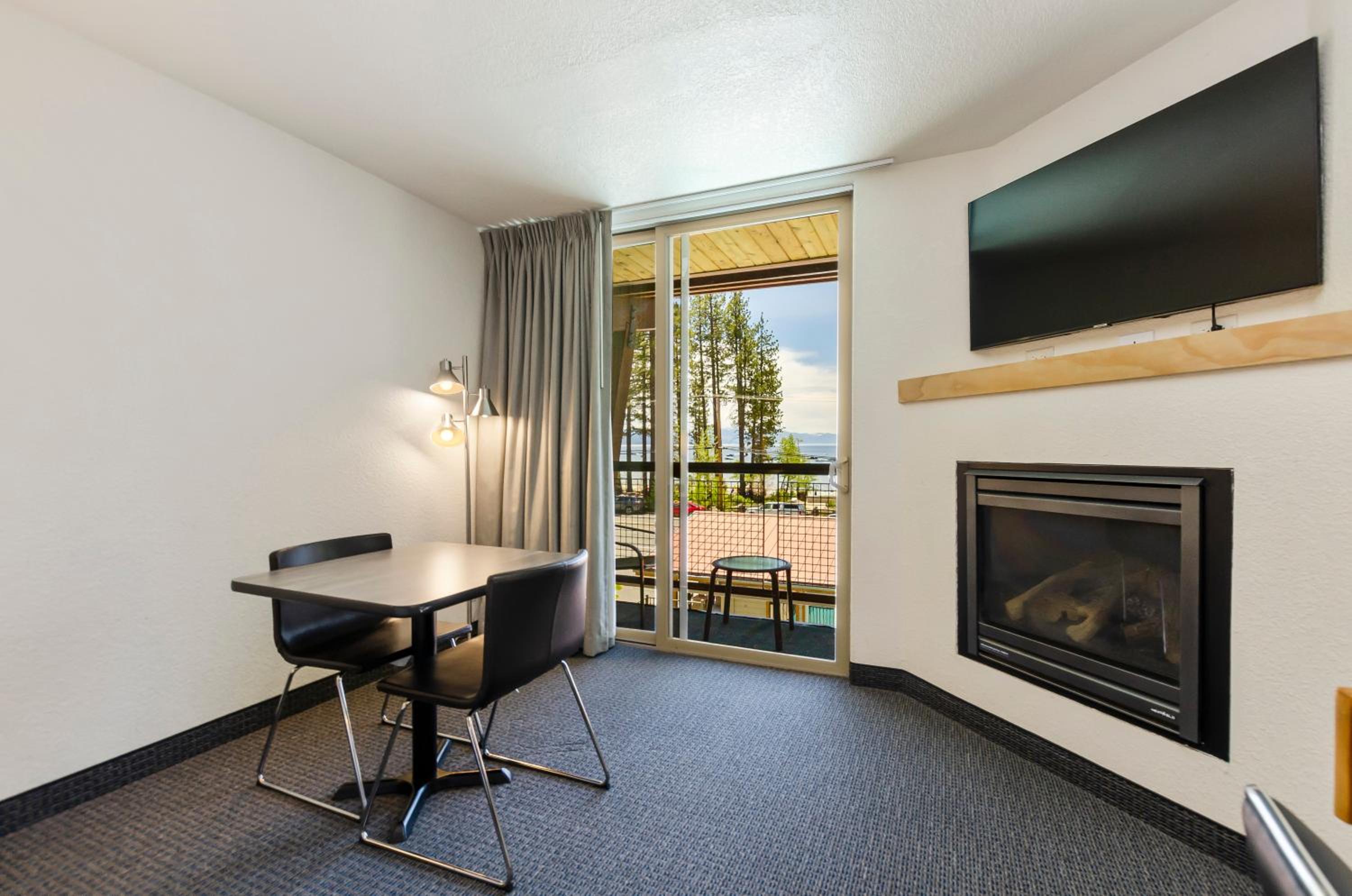 King Room with Lake View - Photo 4