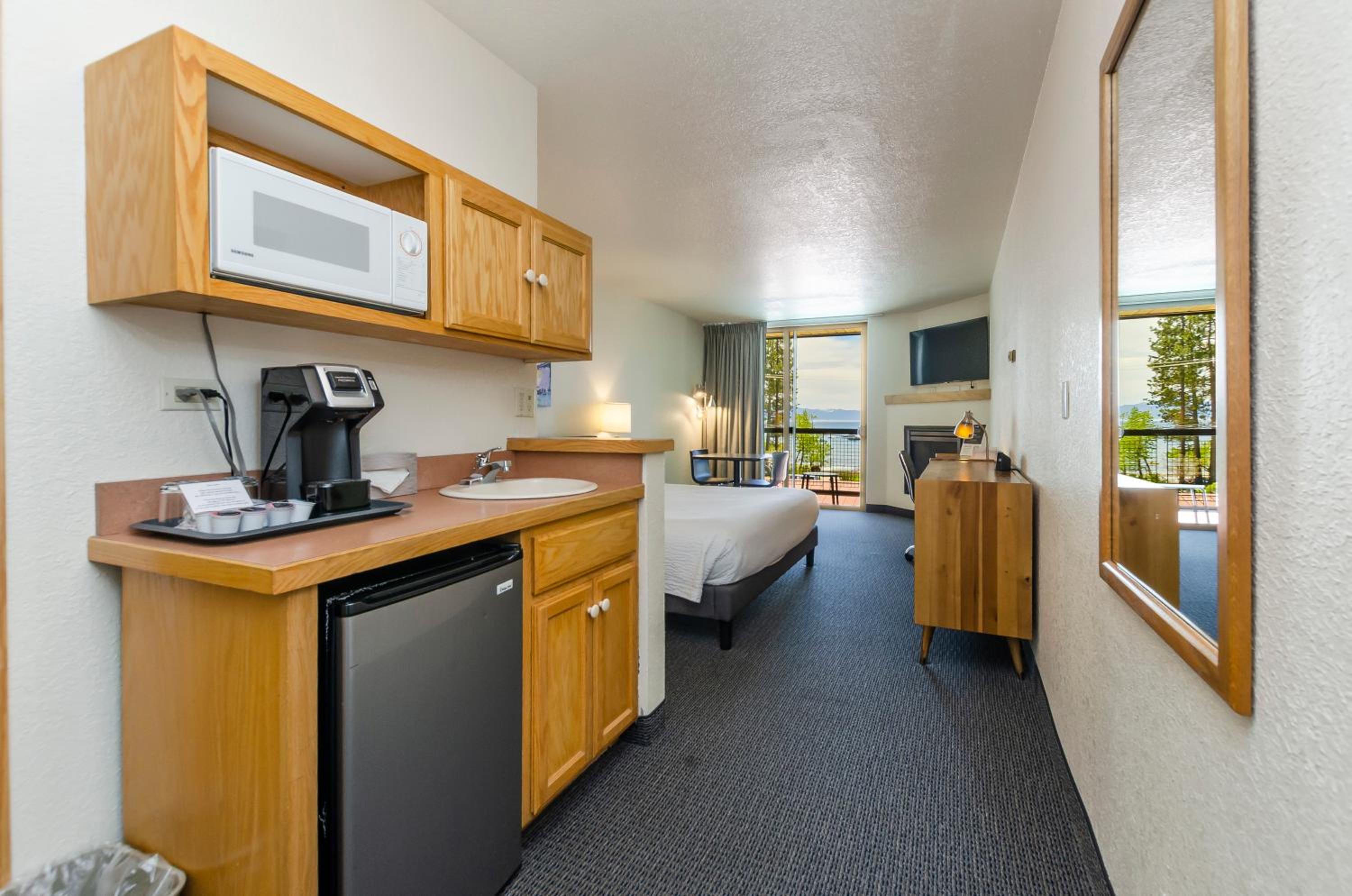 King Room with Lake View - Photo 3