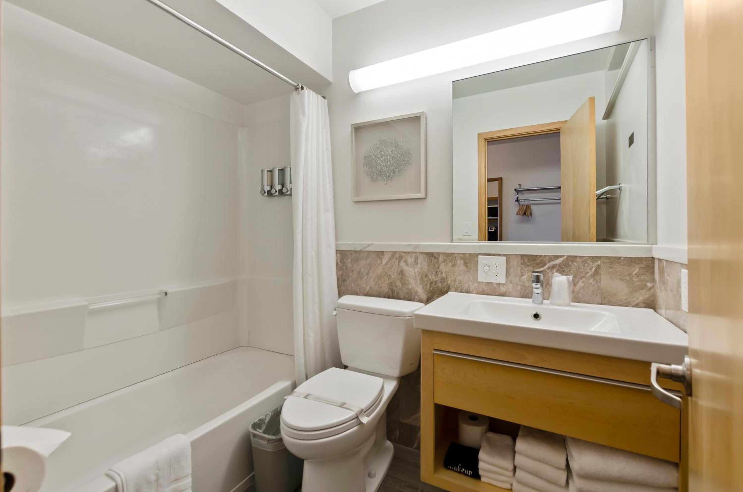 Double Room with Balcony - Photo 6
