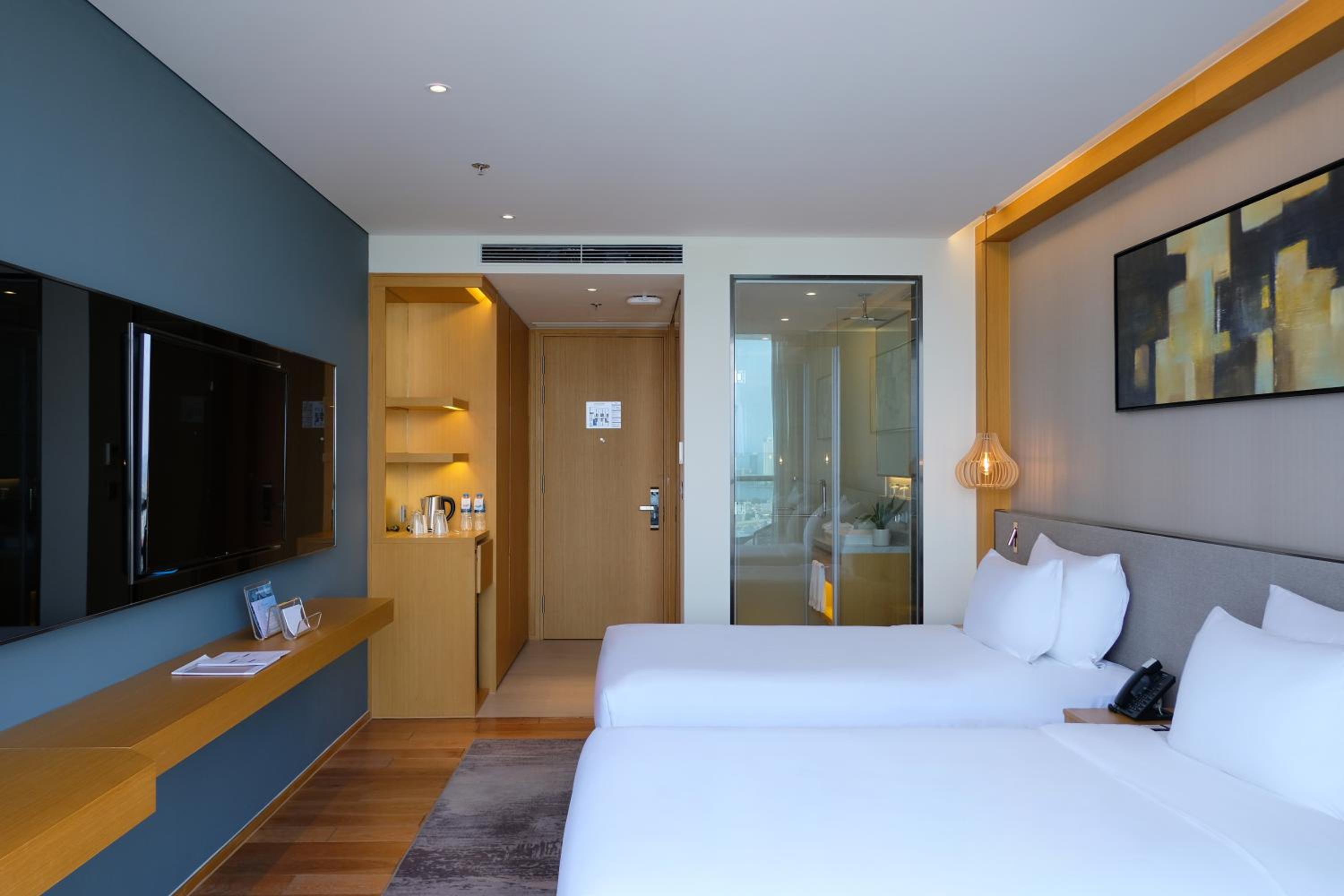 Superior Twin Room with Balcony and City View - Photo 3