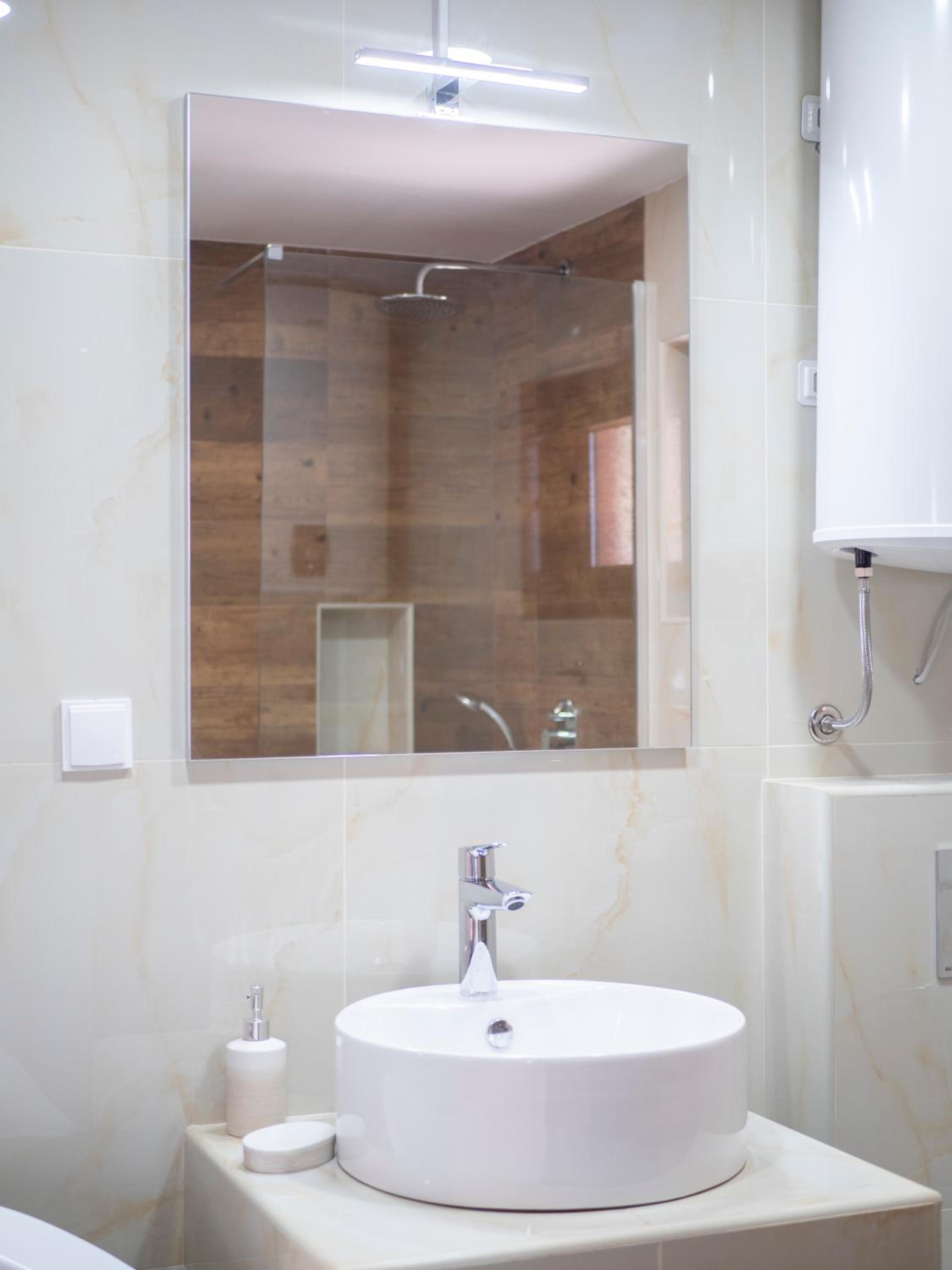Suite with Hot Tub - Photo 10