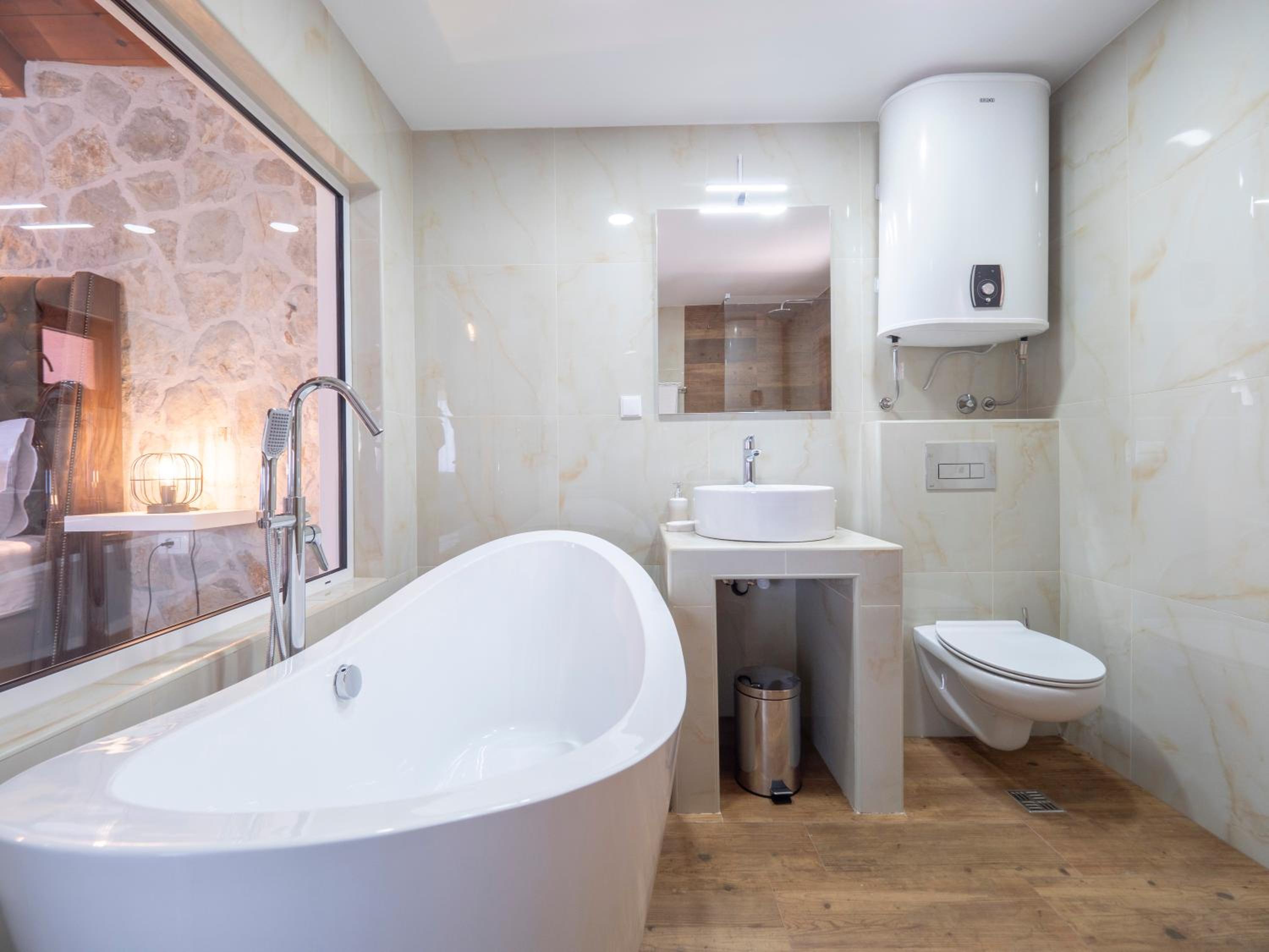 Suite with Hot Tub - Photo 12