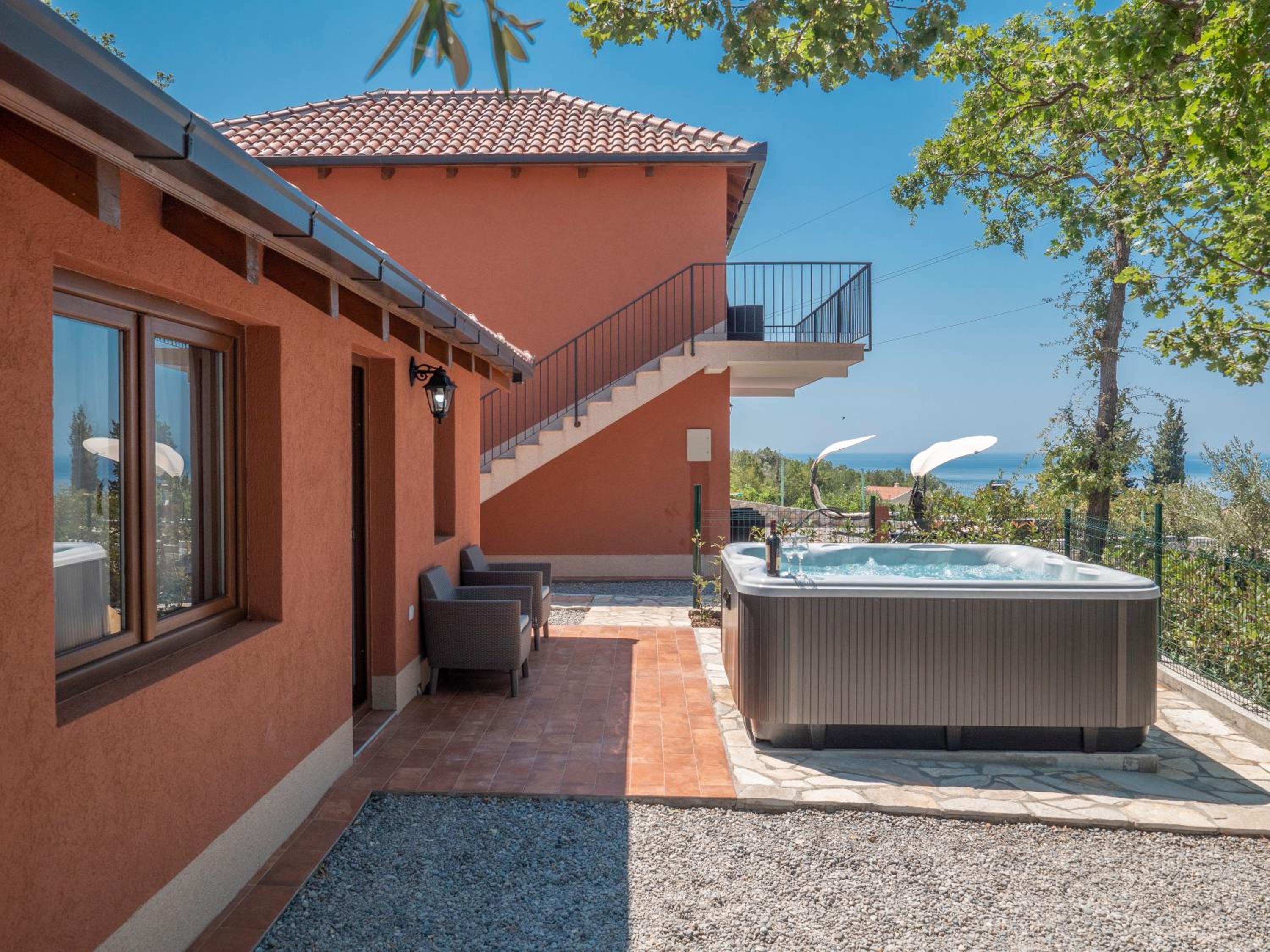 Suite with Hot Tub - Photo 3