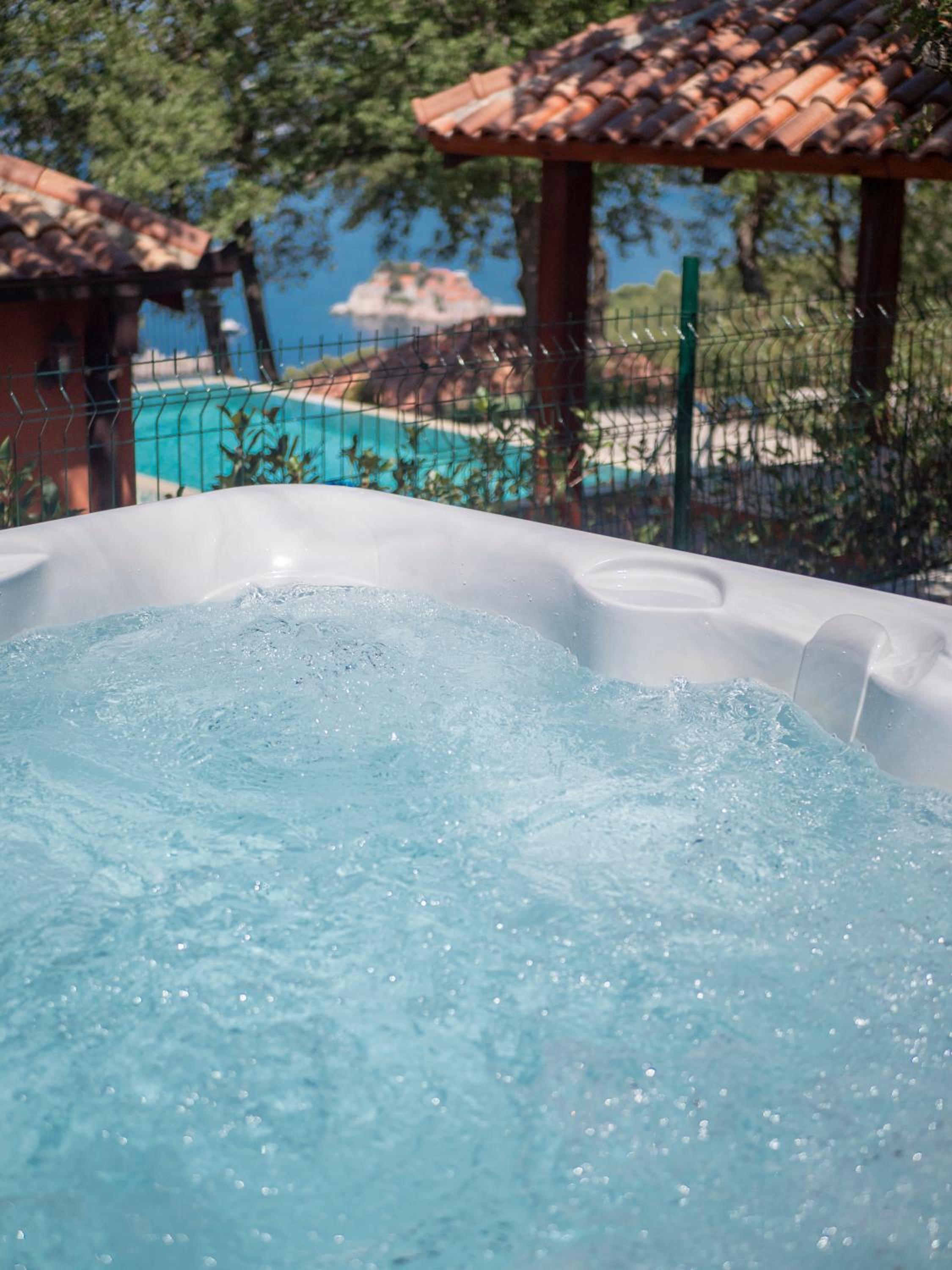 Suite with Hot Tub - Photo 9