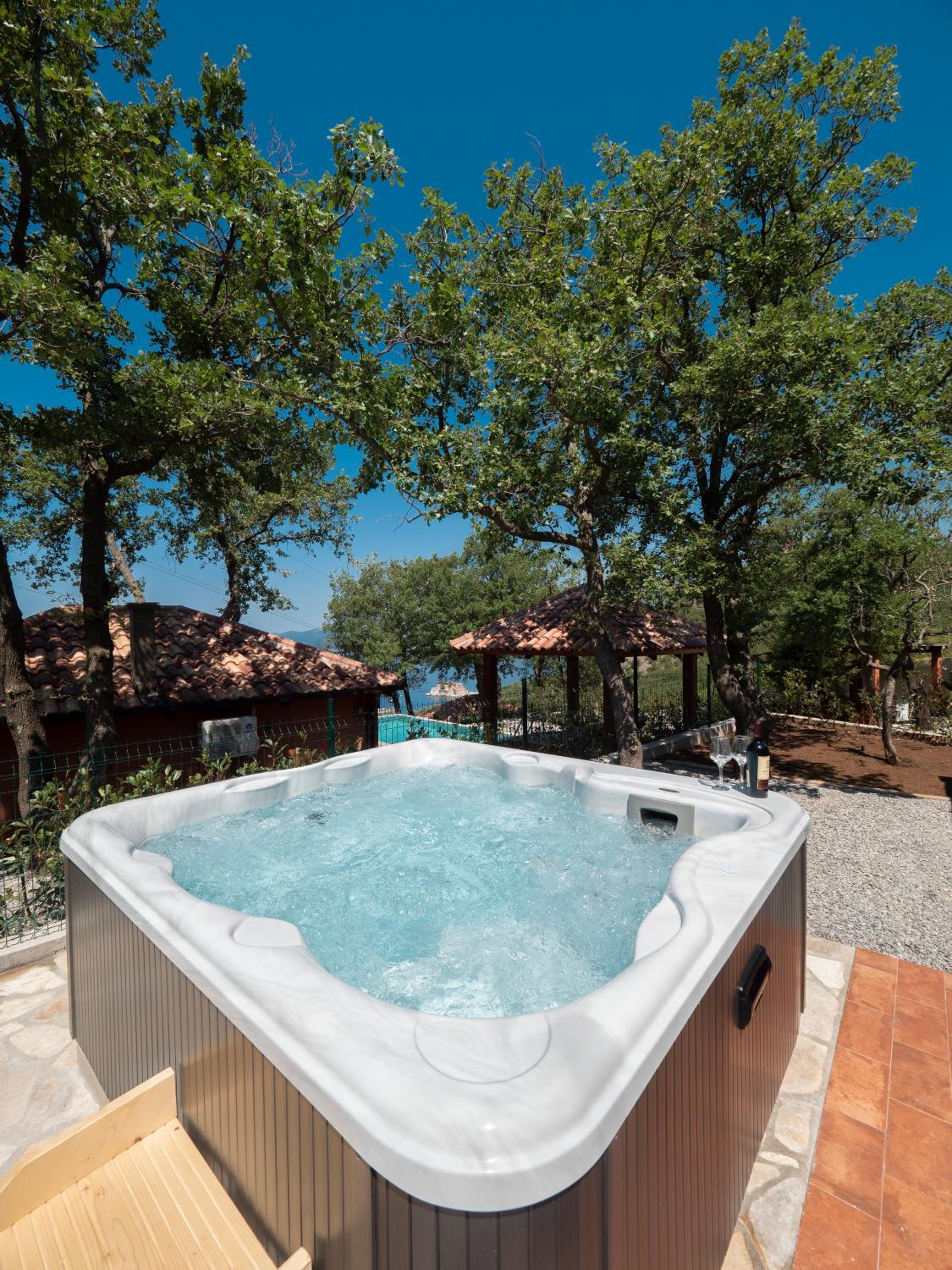 Suite with Hot Tub - Photo 5