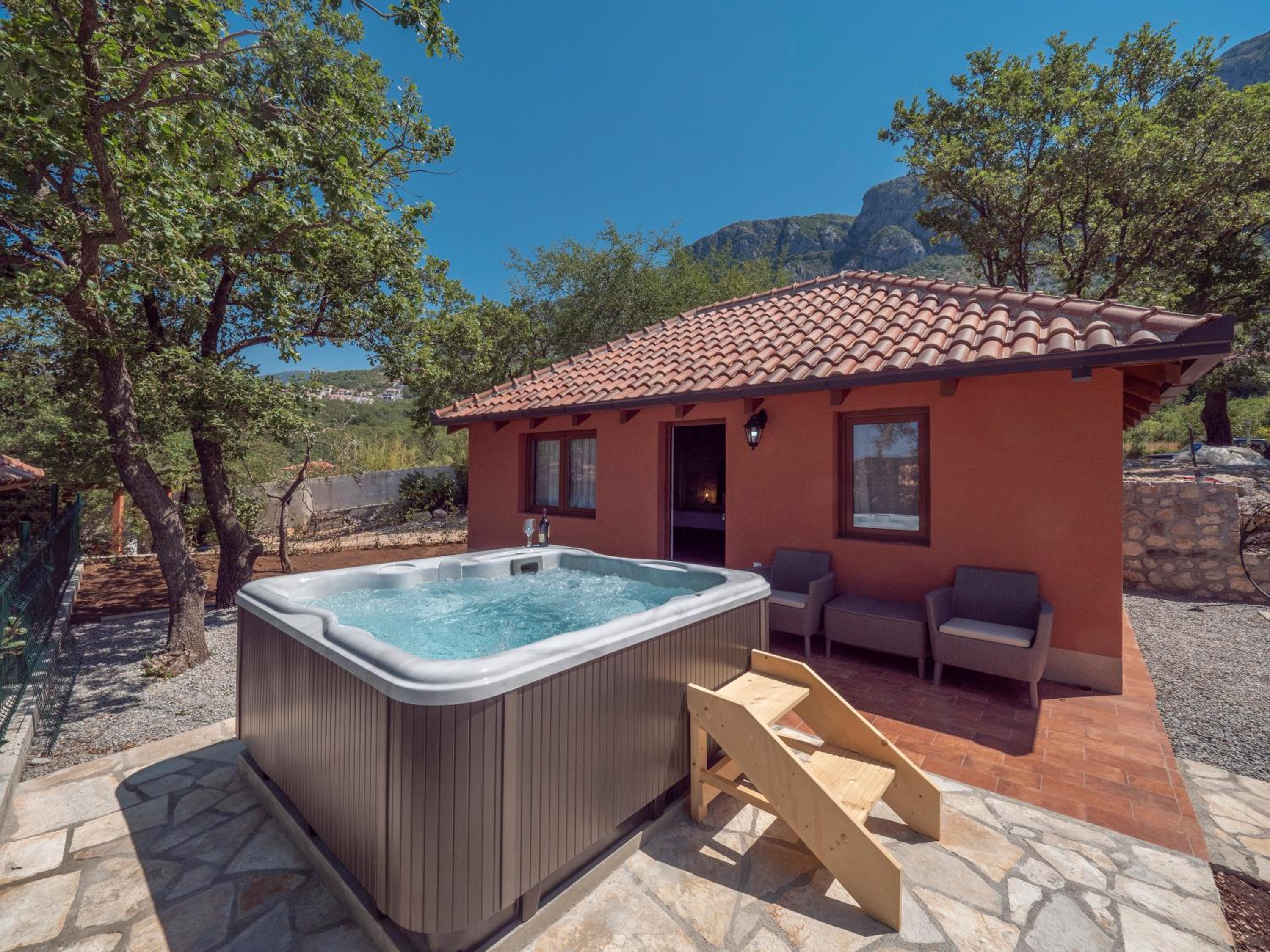 Suite with Hot Tub - Photo 6