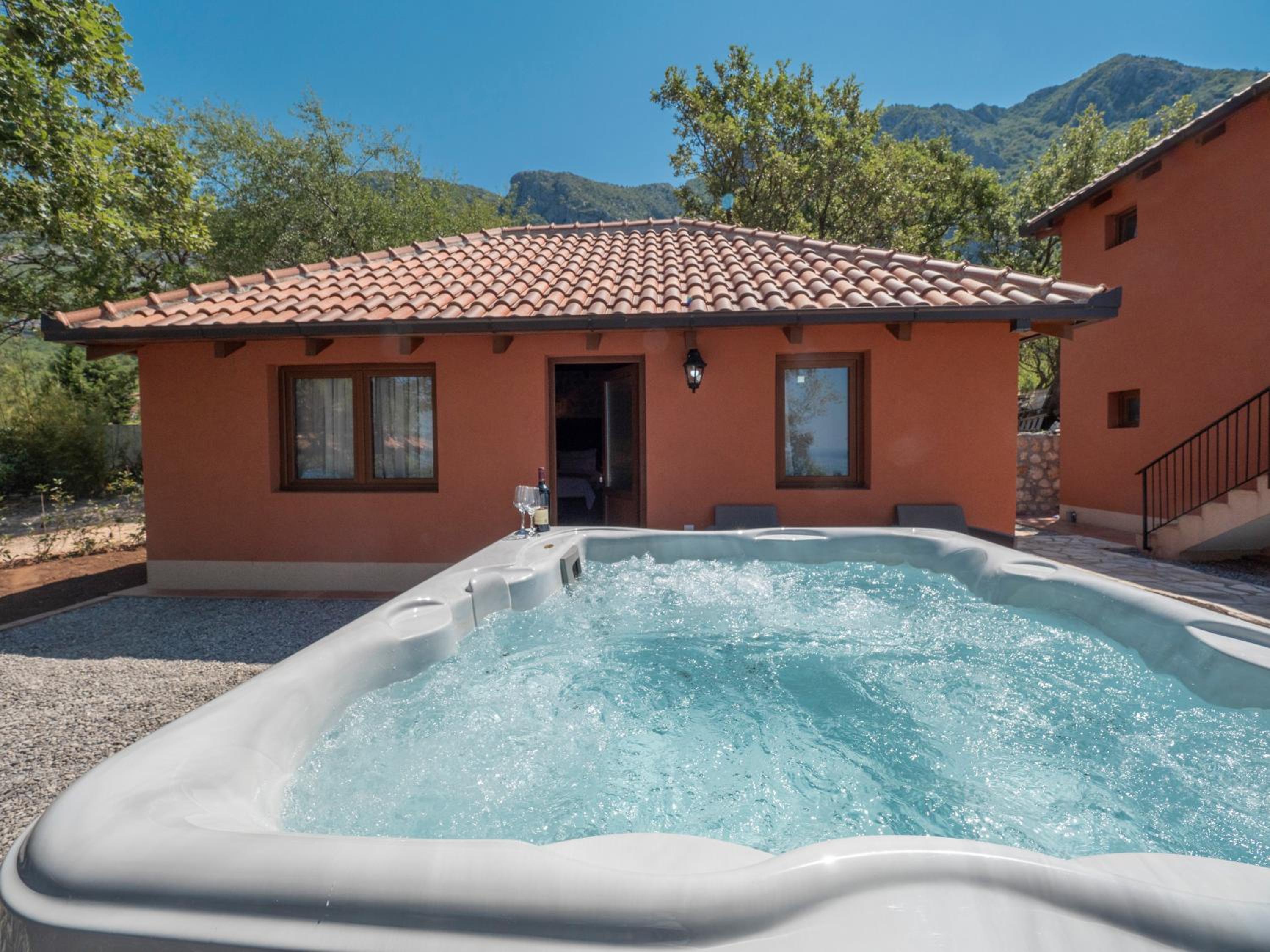 Suite with Hot Tub - Photo 11