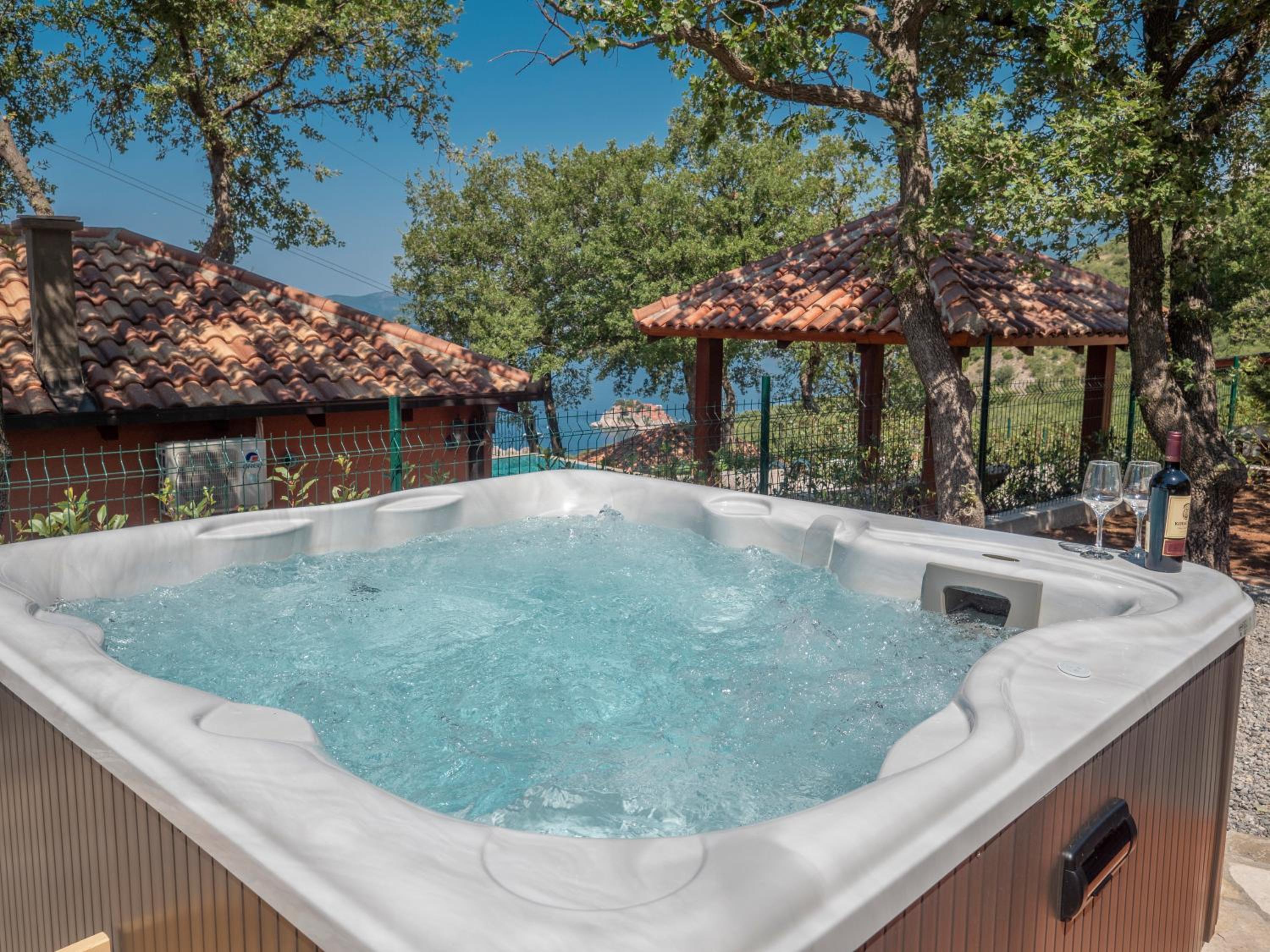 Suite with Hot Tub - Photo 8