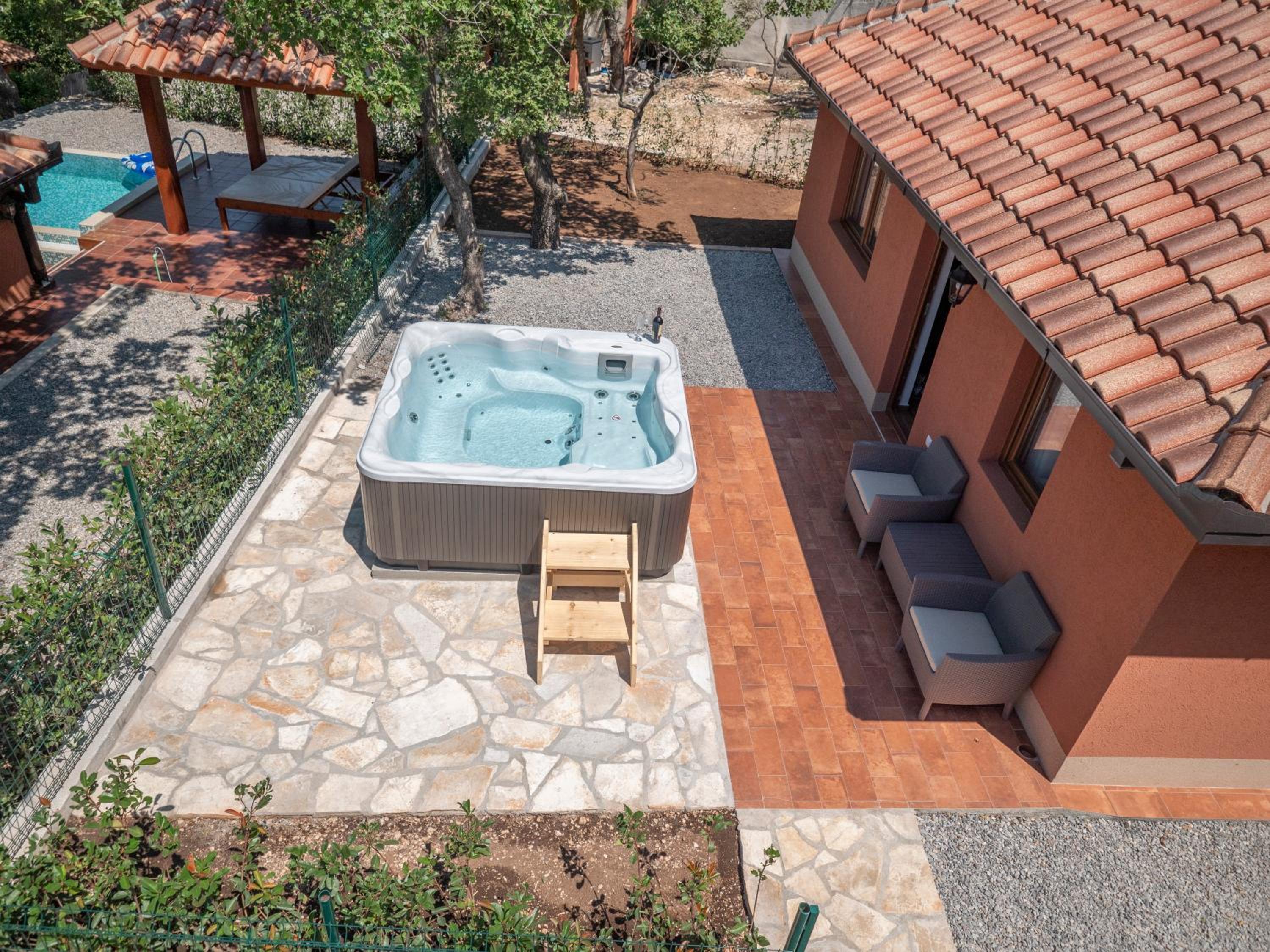 Suite with Hot Tub - Photo 7