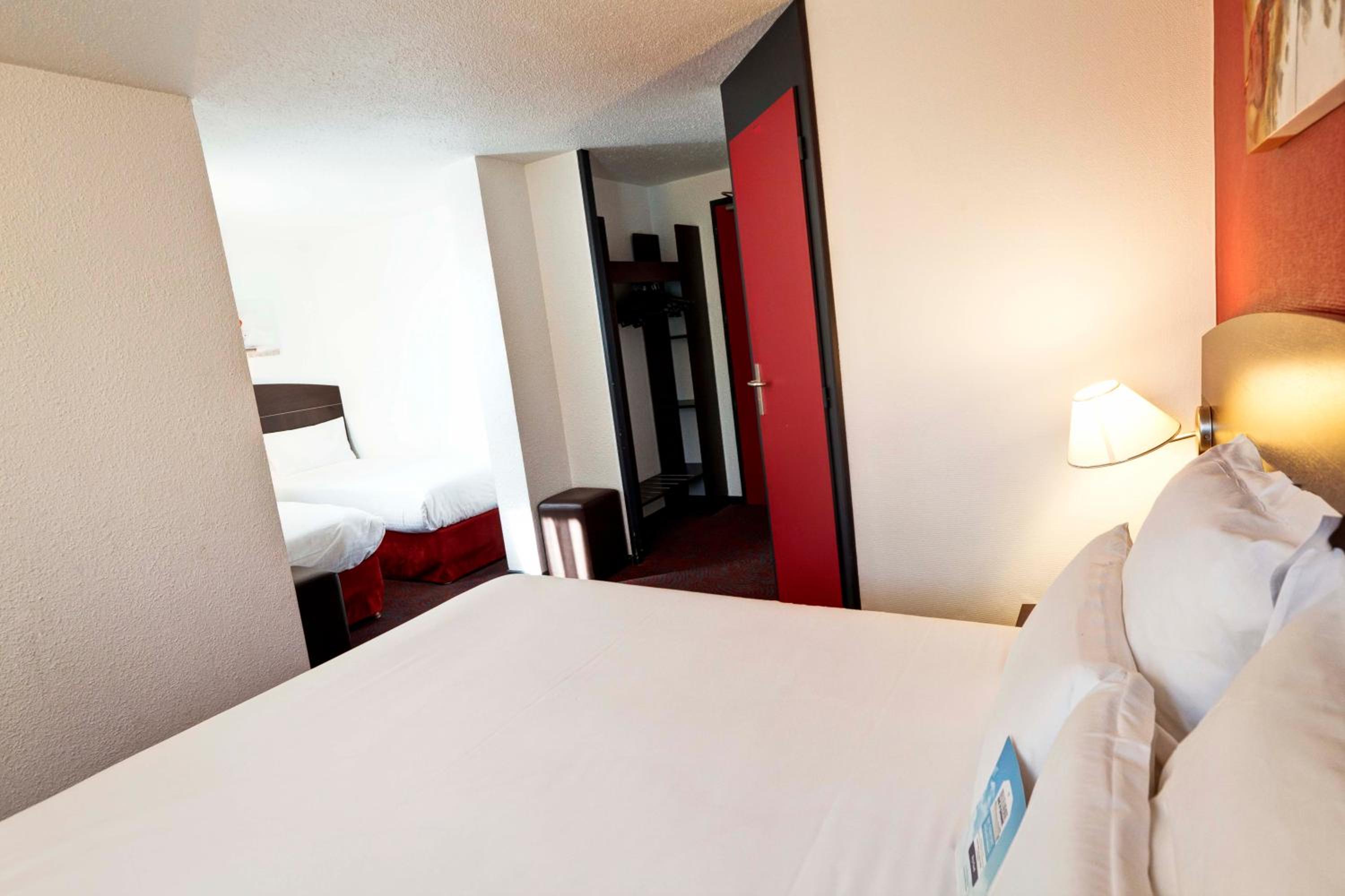 Standard Room - 4 Single Beds photo 3