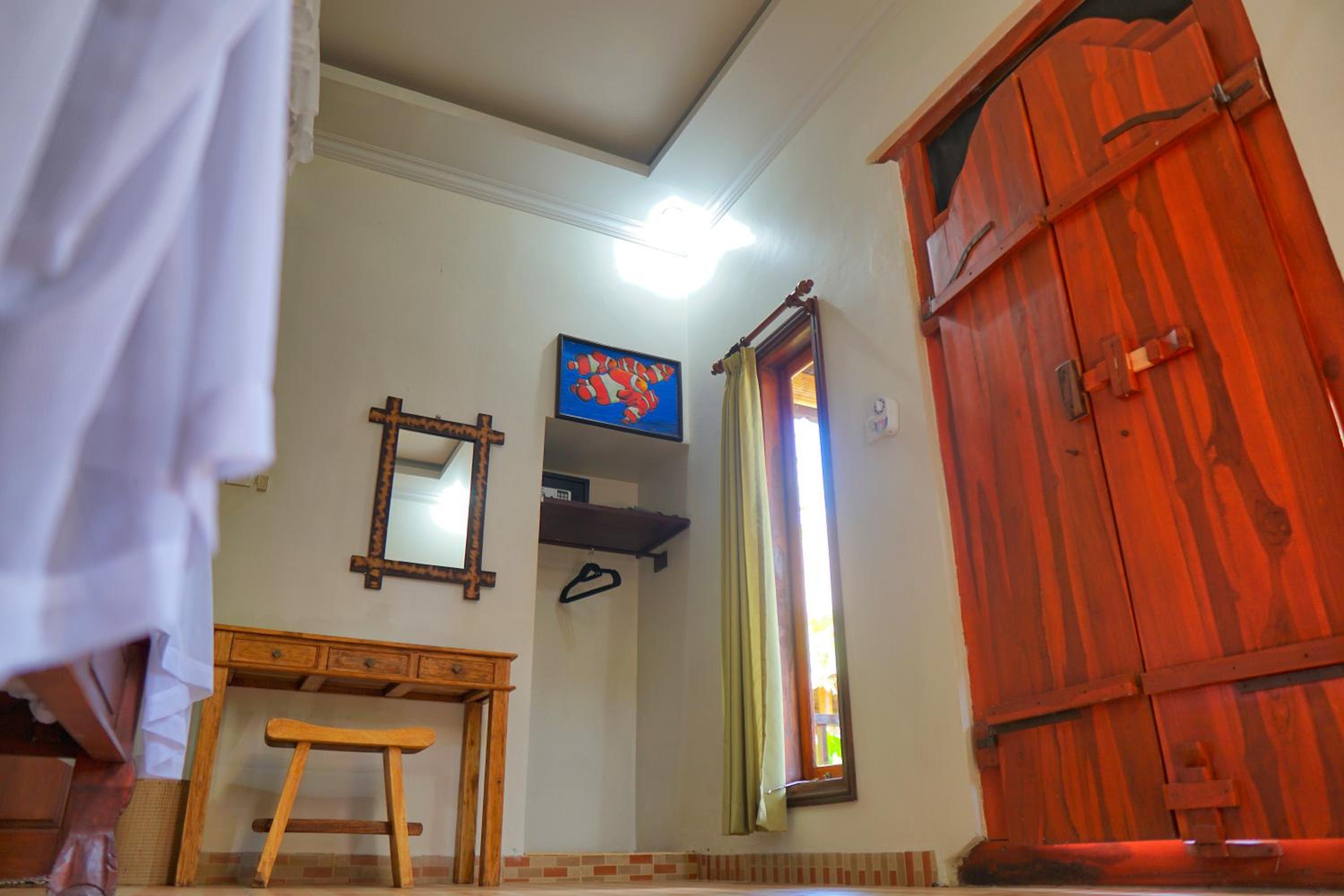 One-Bedroom Bungalow - Photo 2