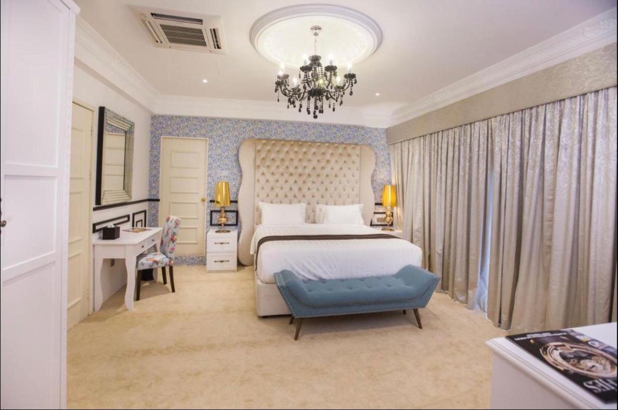 Executive Suite - Photo 8